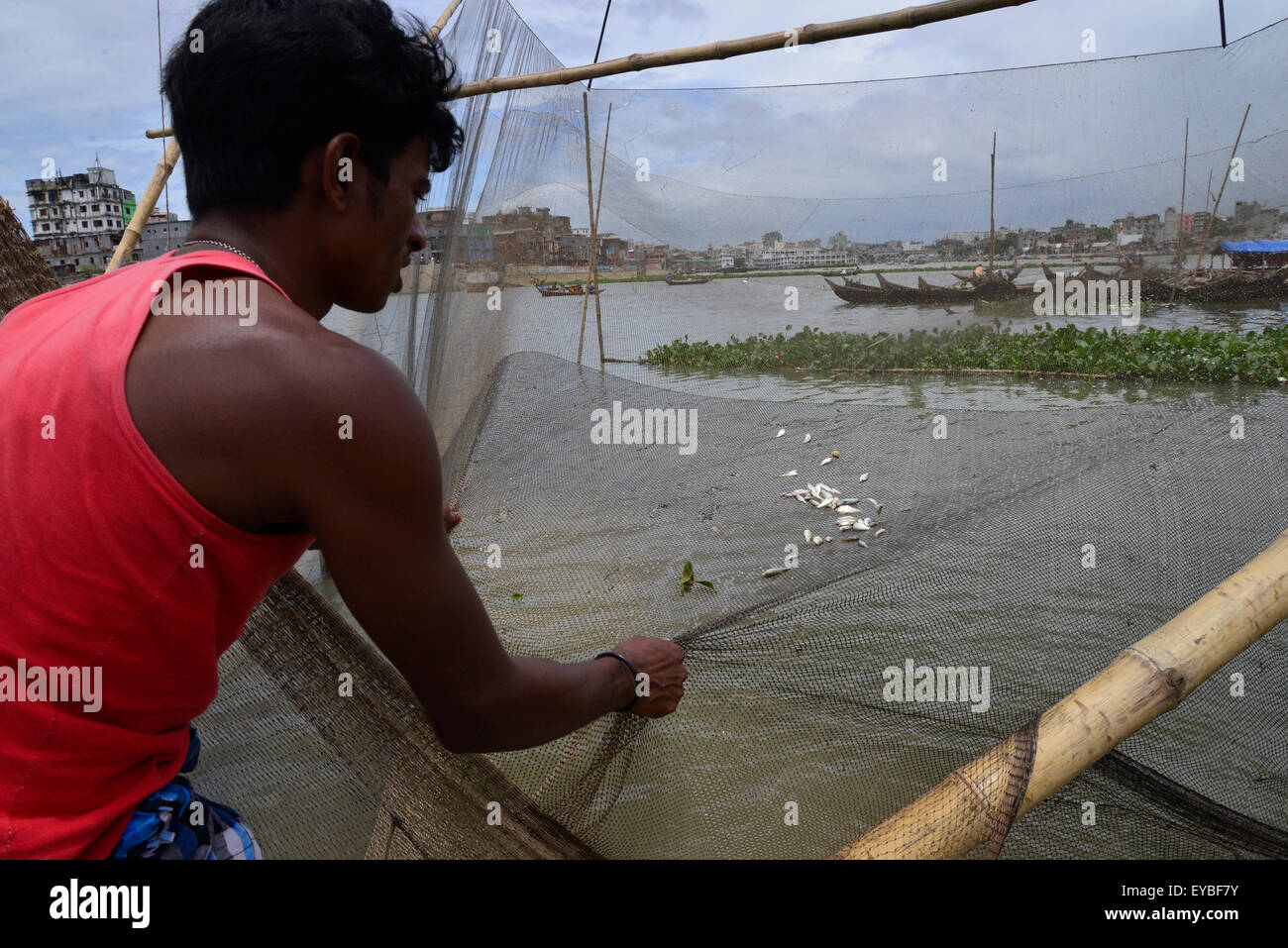 Dhaka, Bangladesch. 26. Juli 2015. Ein Bangladeshi Fischer beschäftigt, um den Fang von Fischen im Fluss Buriganga in Dhaka. Am 26. Juli 2015 Fischer in Bangladesch versuchen, eine schwindende Versorgung der Fische im Fluss Buriganga abzufangen. Verity Arten von Fischen bekommen in der Regenzeit im Fluss Buriganga. Viele Familien hängen von dem Fluss für ihren Lebensunterhalt. Bildnachweis: Mamunur Rashid/Alamy Live-Nachrichten Stockfoto
