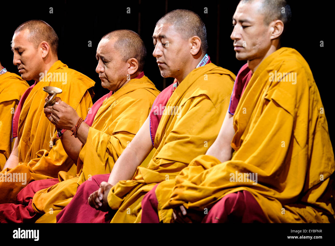 Tashi Lhunpo Mönche auf der Bühne beim Festival WOMAD (World of Music, Arts and Dance) bei Charlton Park auf 26.07.2015 bei Charlton Park, Malmesbury.   Die tibetischen Mönche bringen einen Einblick in die Welt der tibetischen Musik und heiligen Tanz. Vom ersten Dalai Lama im 15. Jahrhundert gegründet, gehörte Tashi Lhunpo Kloster Tibets berühmtesten Zentren des Buddhismus zu lernen, mit mehr als 6.000 Mönche und Studenten. Es ist der Sitz des Panchen Lama, Sekunde nur an Bedeutung, seine Heiligkeit der Dalai Lama. Nach HH Flucht des Dalai Lama aus Tibet, Tashi Lhunpo Kloster neu gegründete Exil ich Stockfoto