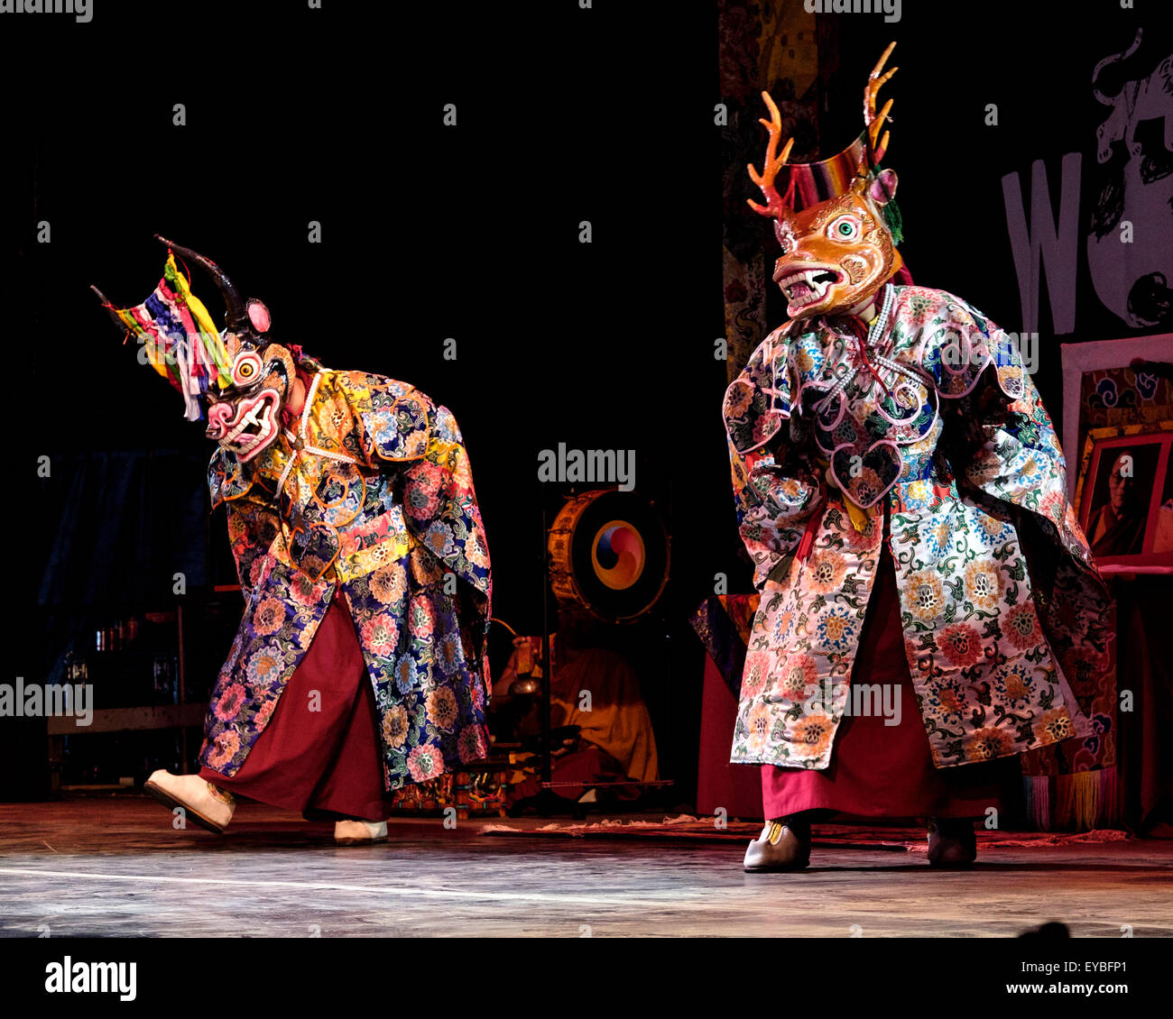 Tashi Lhunpo Mönche auf der Bühne beim Festival WOMAD (World of Music, Arts and Dance) bei Charlton Park auf 26.07.2015 bei Charlton Park, Malmesbury.   Die tibetischen Mönche bringen einen Einblick in die Welt der tibetischen Musik und heiligen Tanz. Vom ersten Dalai Lama im 15. Jahrhundert gegründet, gehörte Tashi Lhunpo Kloster Tibets berühmtesten Zentren des Buddhismus zu lernen, mit mehr als 6.000 Mönche und Studenten. Es ist der Sitz des Panchen Lama, Sekunde nur an Bedeutung, seine Heiligkeit der Dalai Lama. Nach HH Flucht des Dalai Lama aus Tibet, Tashi Lhunpo Kloster neu gegründete Exil ich Stockfoto