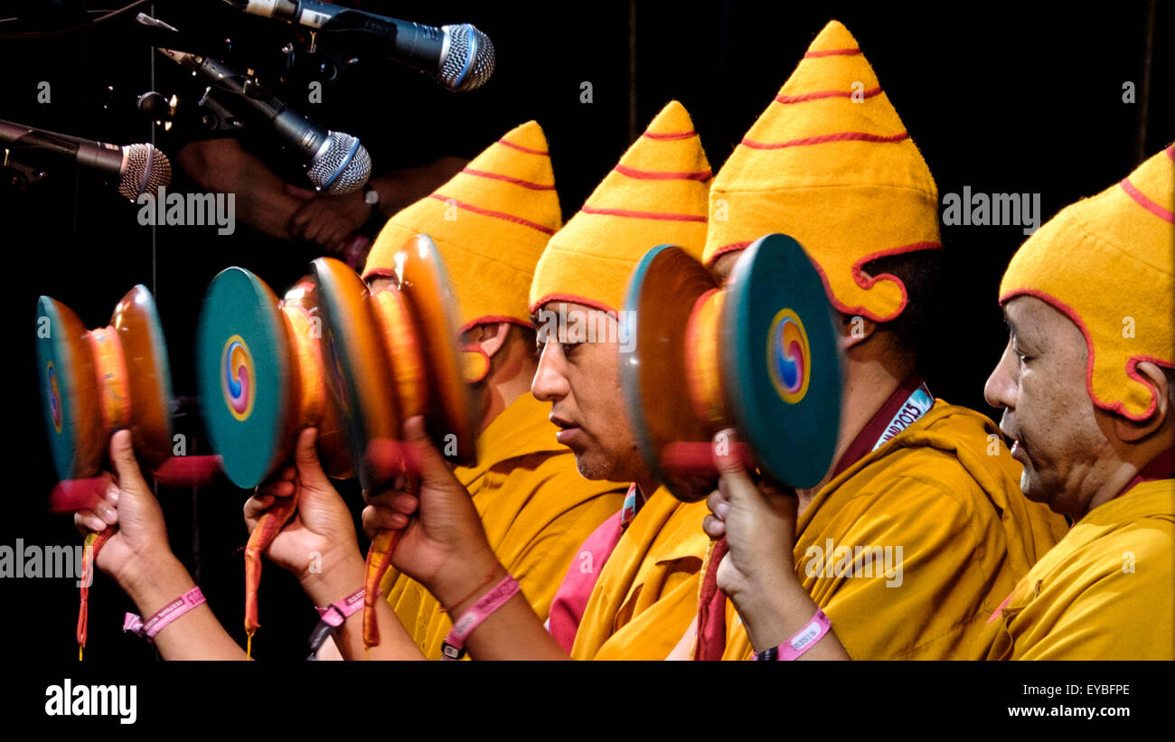 Tashi Lhunpo Mönche auf der Bühne beim Festival WOMAD (World of Music, Arts and Dance) bei Charlton Park auf 26.07.2015 bei Charlton Park, Malmesbury.   Die tibetischen Mönche bringen einen Einblick in die Welt der tibetischen Musik und heiligen Tanz. Vom ersten Dalai Lama im 15. Jahrhundert gegründet, gehörte Tashi Lhunpo Kloster Tibets berühmtesten Zentren des Buddhismus zu lernen, mit mehr als 6.000 Mönche und Studenten. Es ist der Sitz des Panchen Lama, Sekunde nur an Bedeutung, seine Heiligkeit der Dalai Lama. Nach HH Flucht des Dalai Lama aus Tibet, Tashi Lhunpo Kloster neu gegründete Exil ich Stockfoto