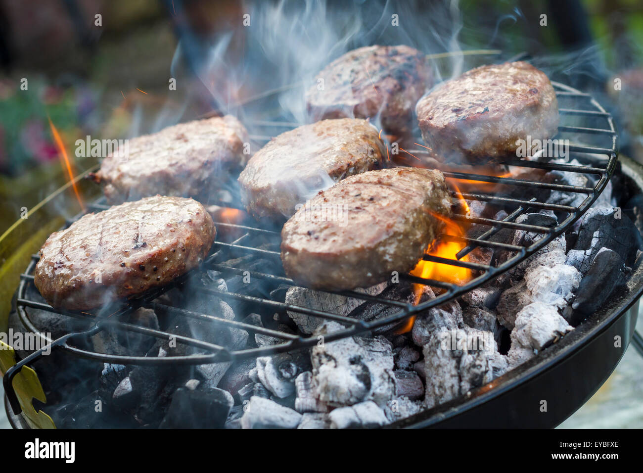 Fleisch kochen auf einem BBQ-grill Stockfoto