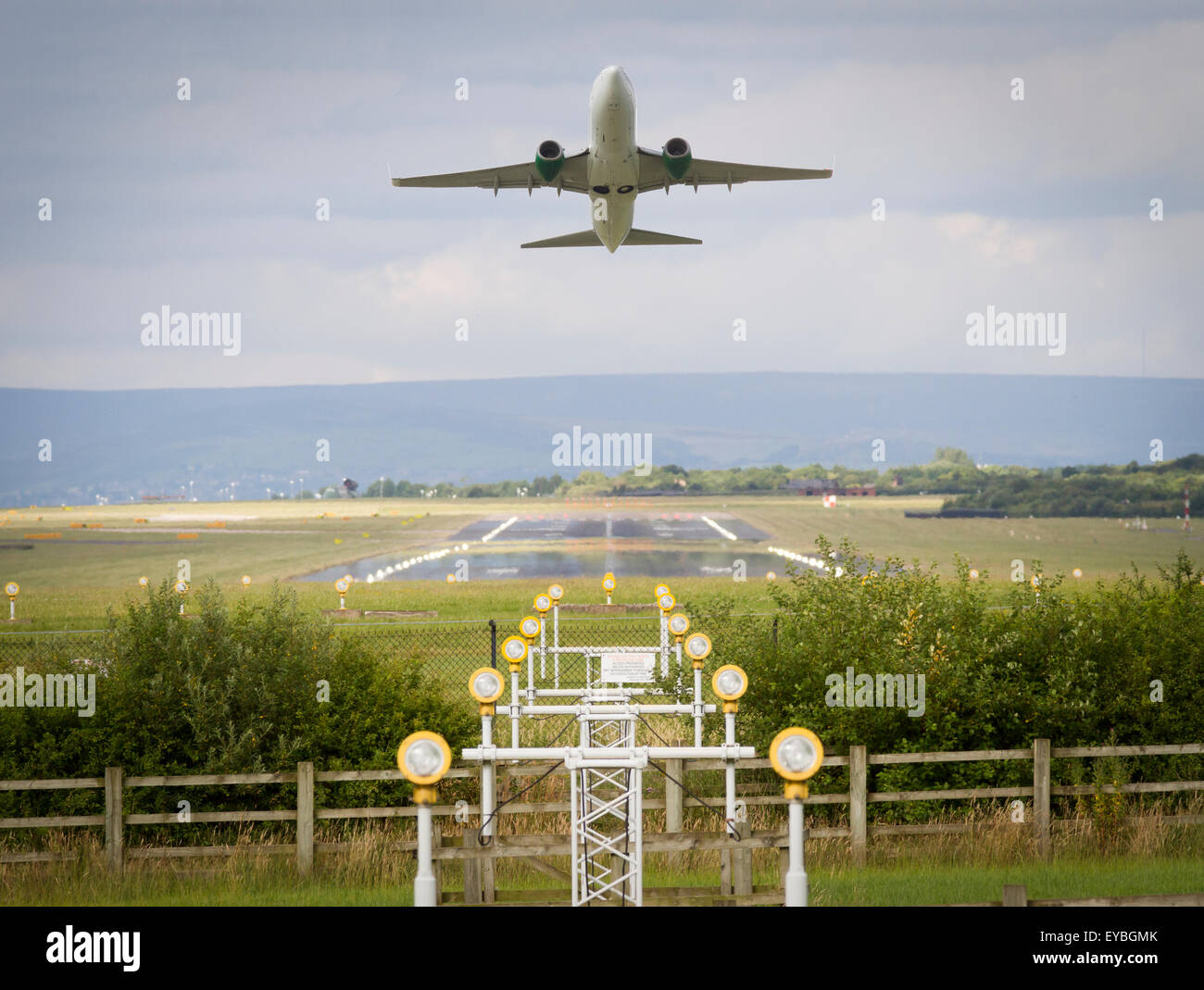 Flugzeug starten oder landen am Flughafen Manchester Stockfoto
