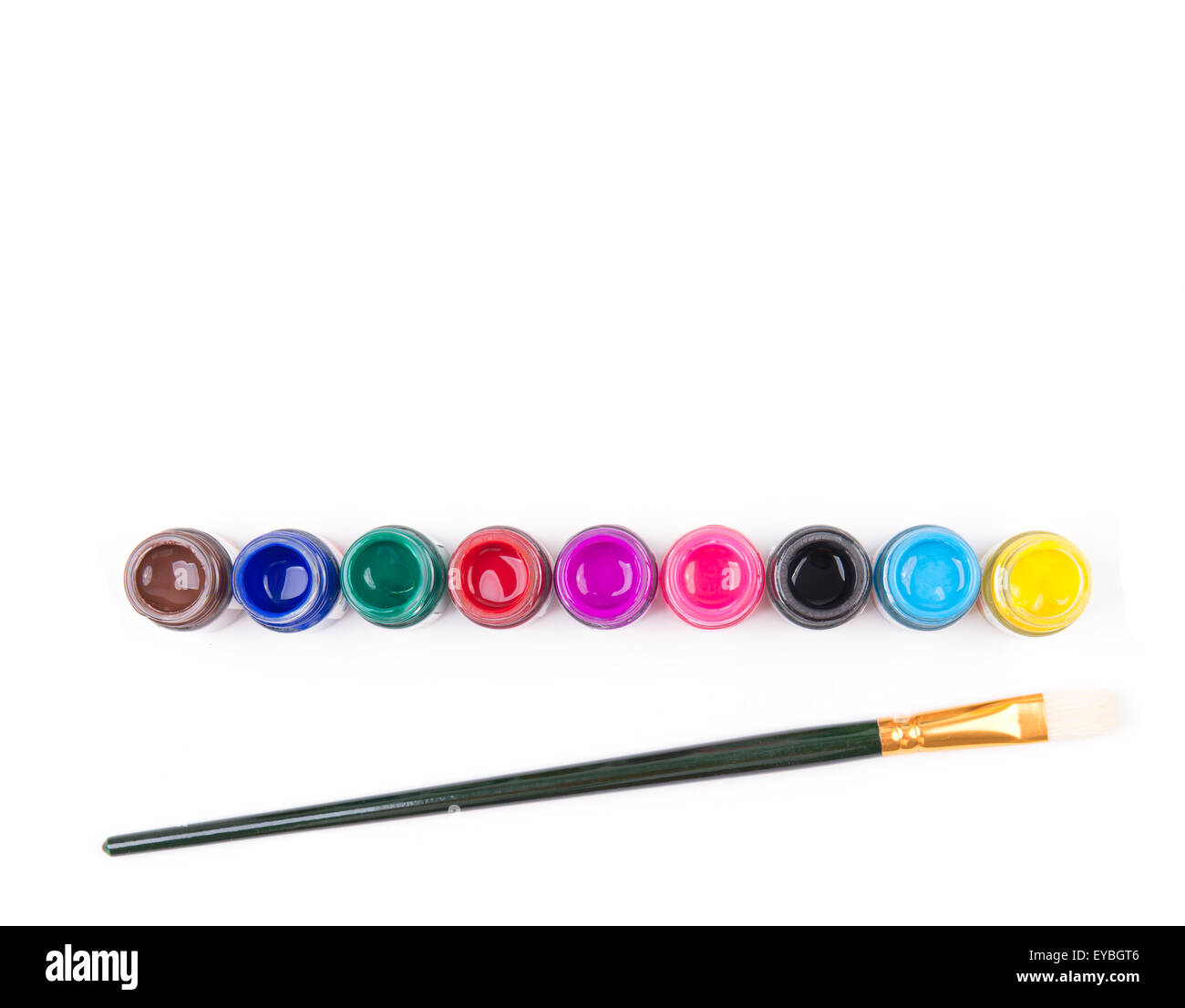 Pinsel mit Flaschenfarbe auf weißem Hintergrund Stockfoto