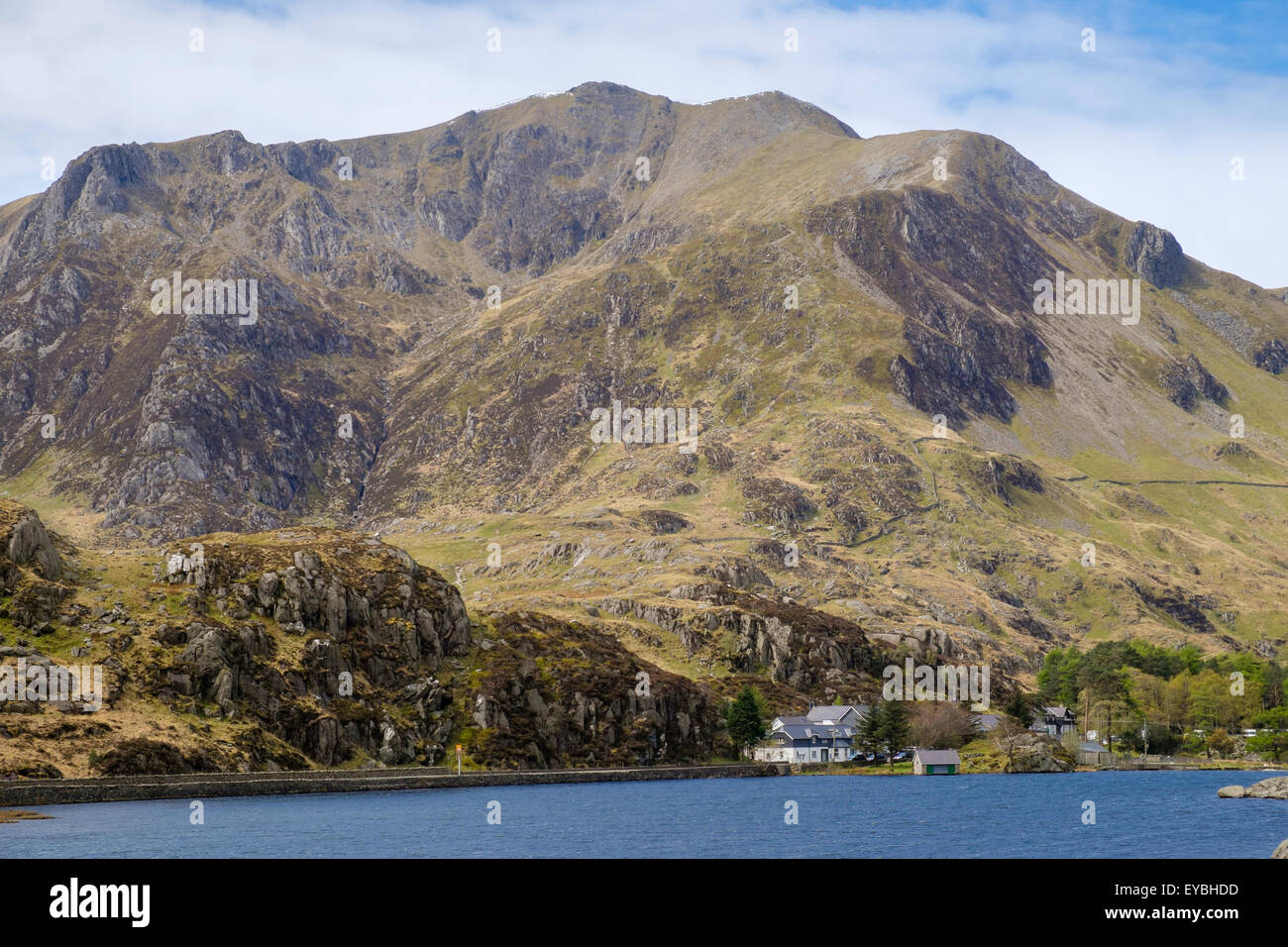 Blick über See Llyn Ogwen Ogwen Hütte unter Y Garn Berg in Snowdonia-Nationalpark. Gwynedd, Wales, UK, Großbritannien Stockfoto