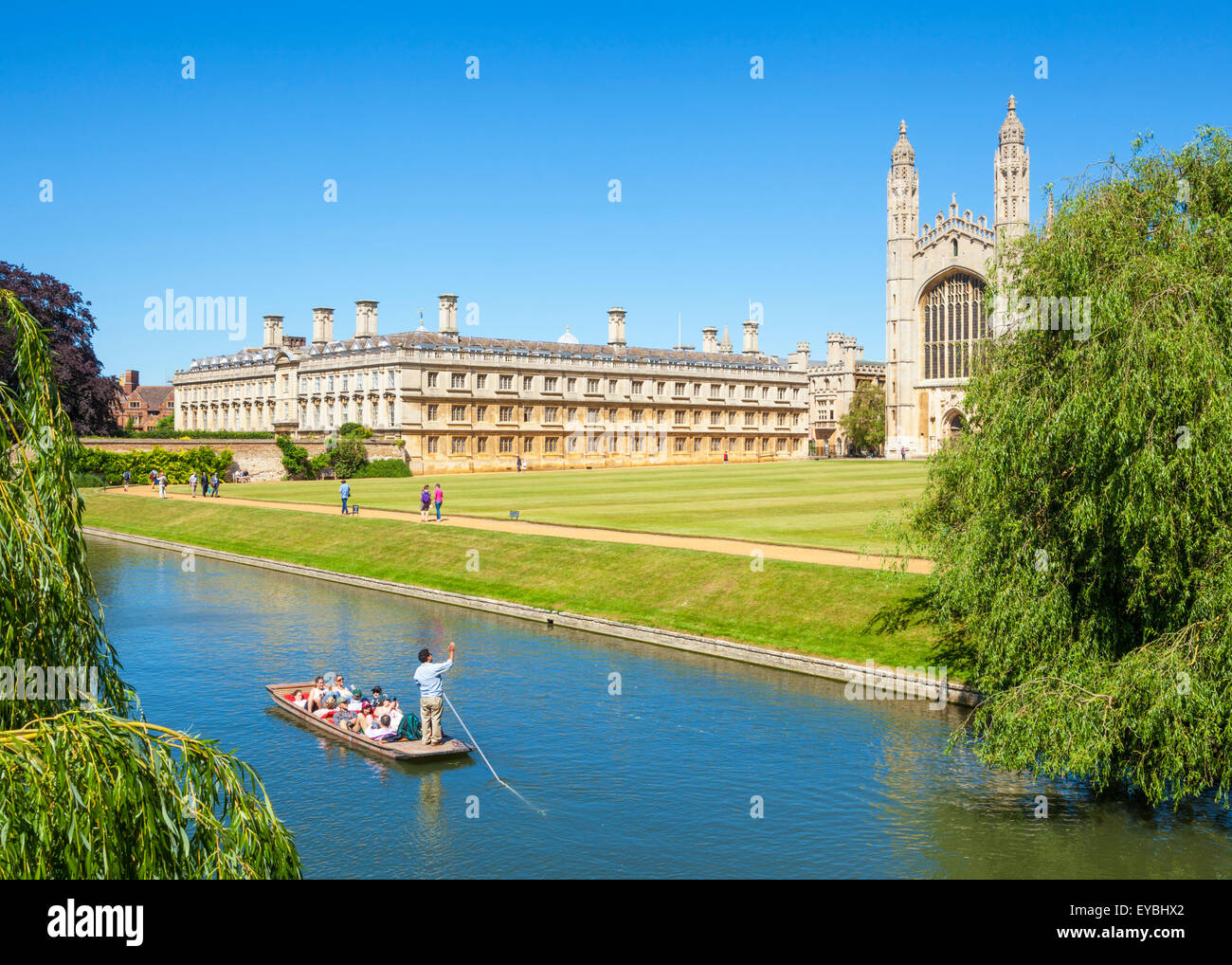 Punting Rundfahrt auf dem Fluss Cam mit Kings College und Clare College in Cambridge Cambridgeshire England UK GB EU Europa Stockfoto
