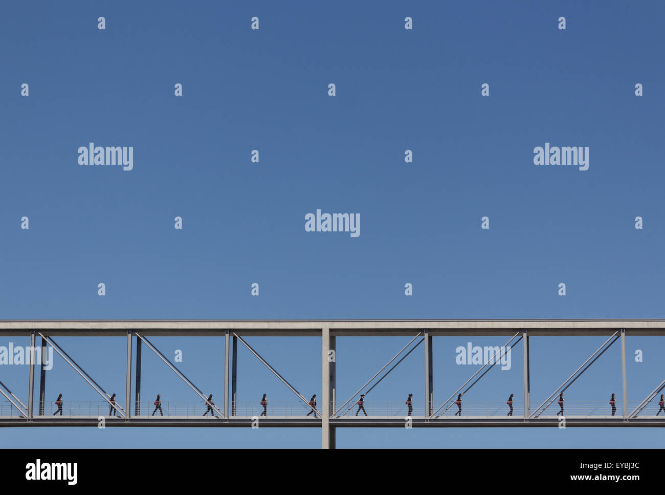 Business-Leute / Frauen gehen in einer Reihe Stockfoto