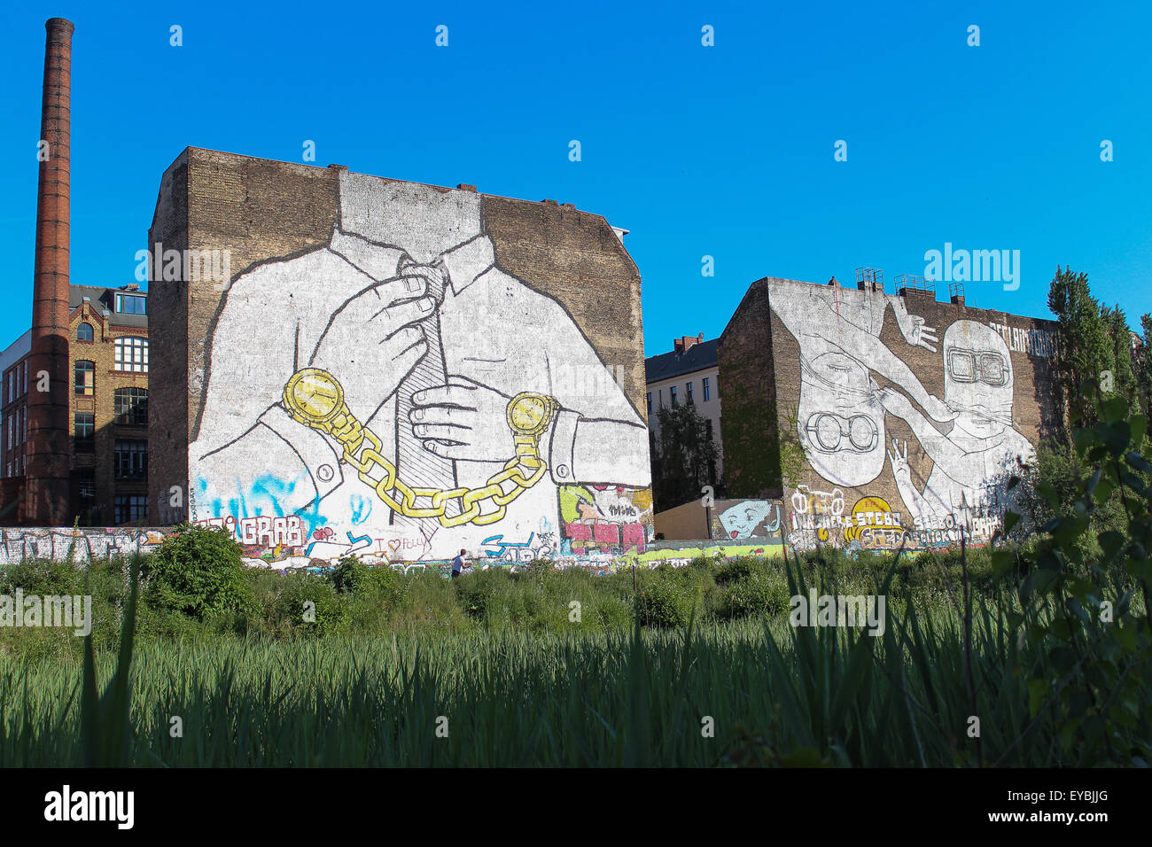 Riesige street art Wandbild auf Gebäude in Berlin, Kreuzberg Stockfoto