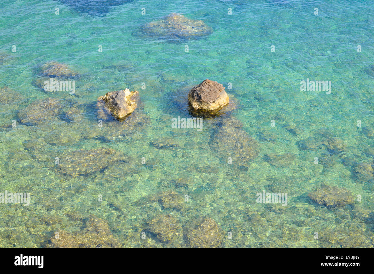 Felsen in ruhigen blauen Meer Stockfoto