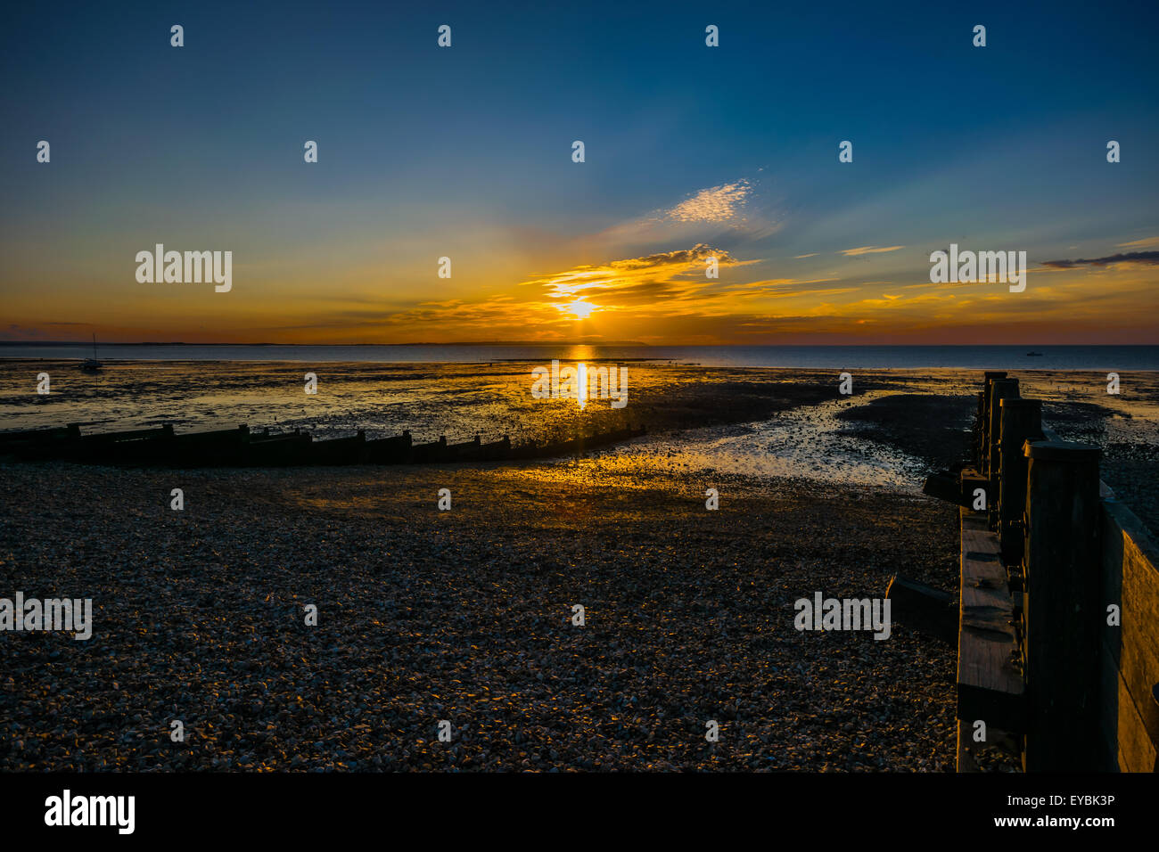 Sonnenuntergang über dem Strand von Whitstable in Kent Stockfoto