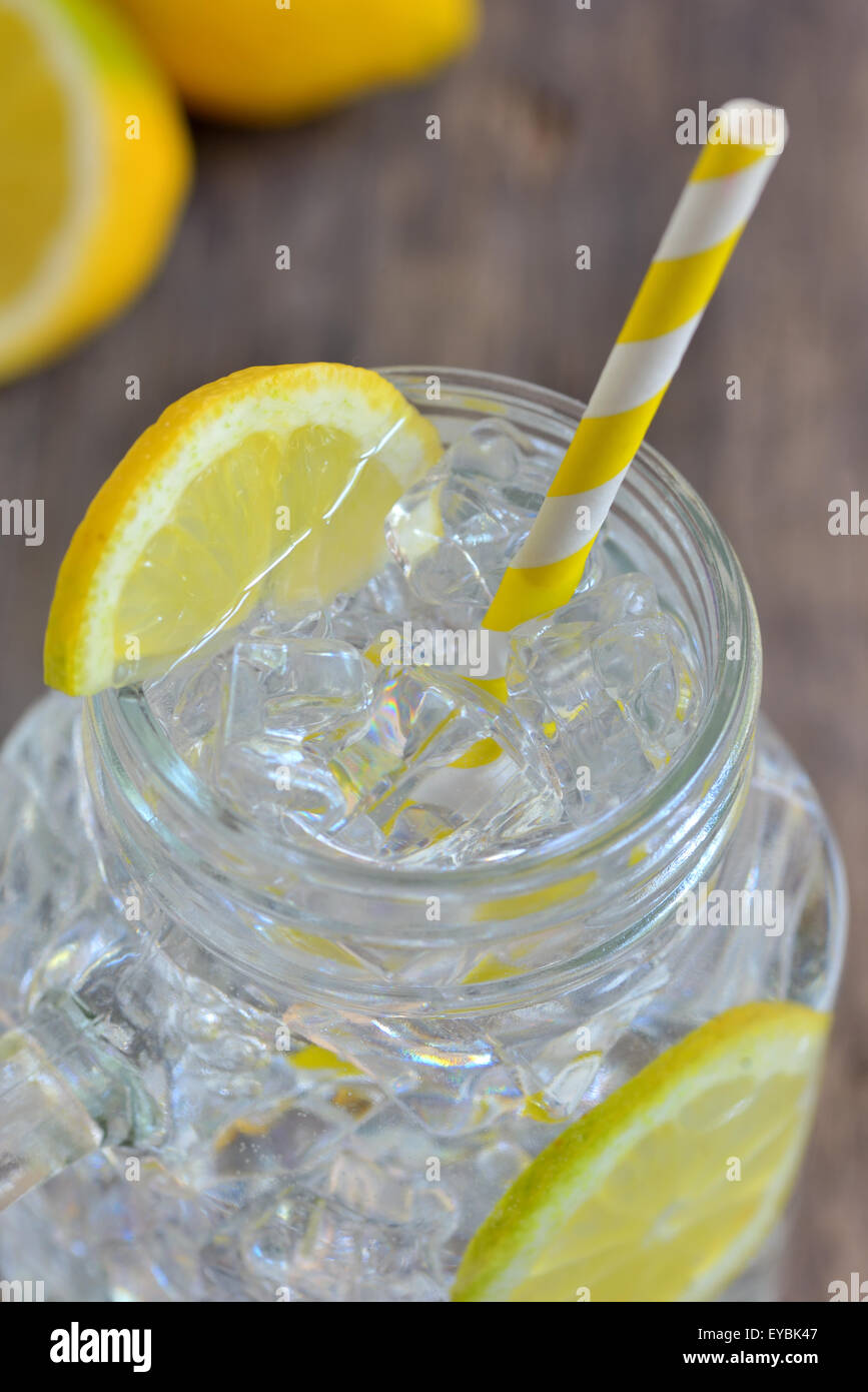Glas mit frischem Wasser mit Zitrone Stockfoto