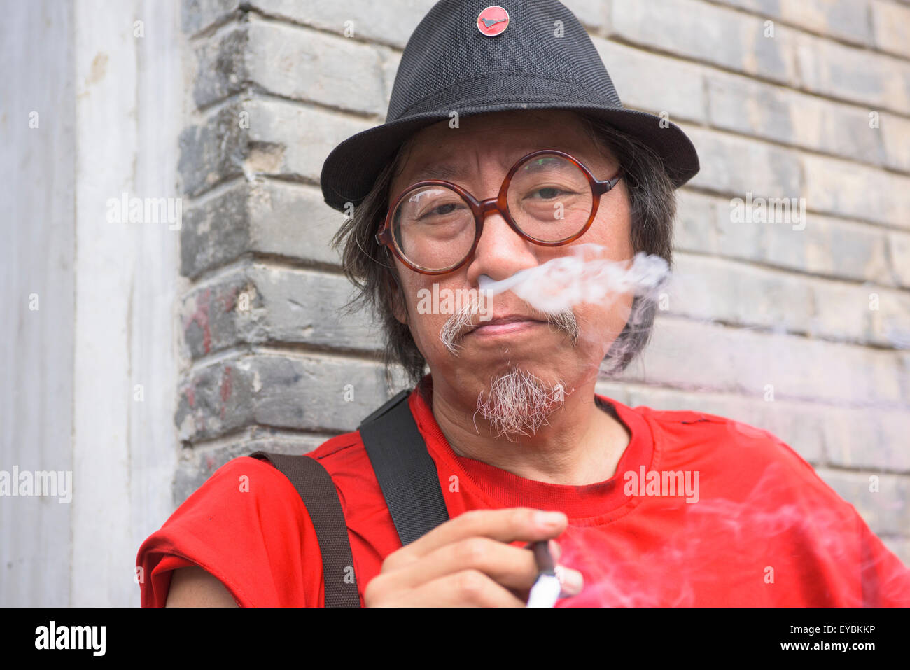 Chinesischer Mann Rauchen in Tianjin, China - Juli 2015 Stockfoto