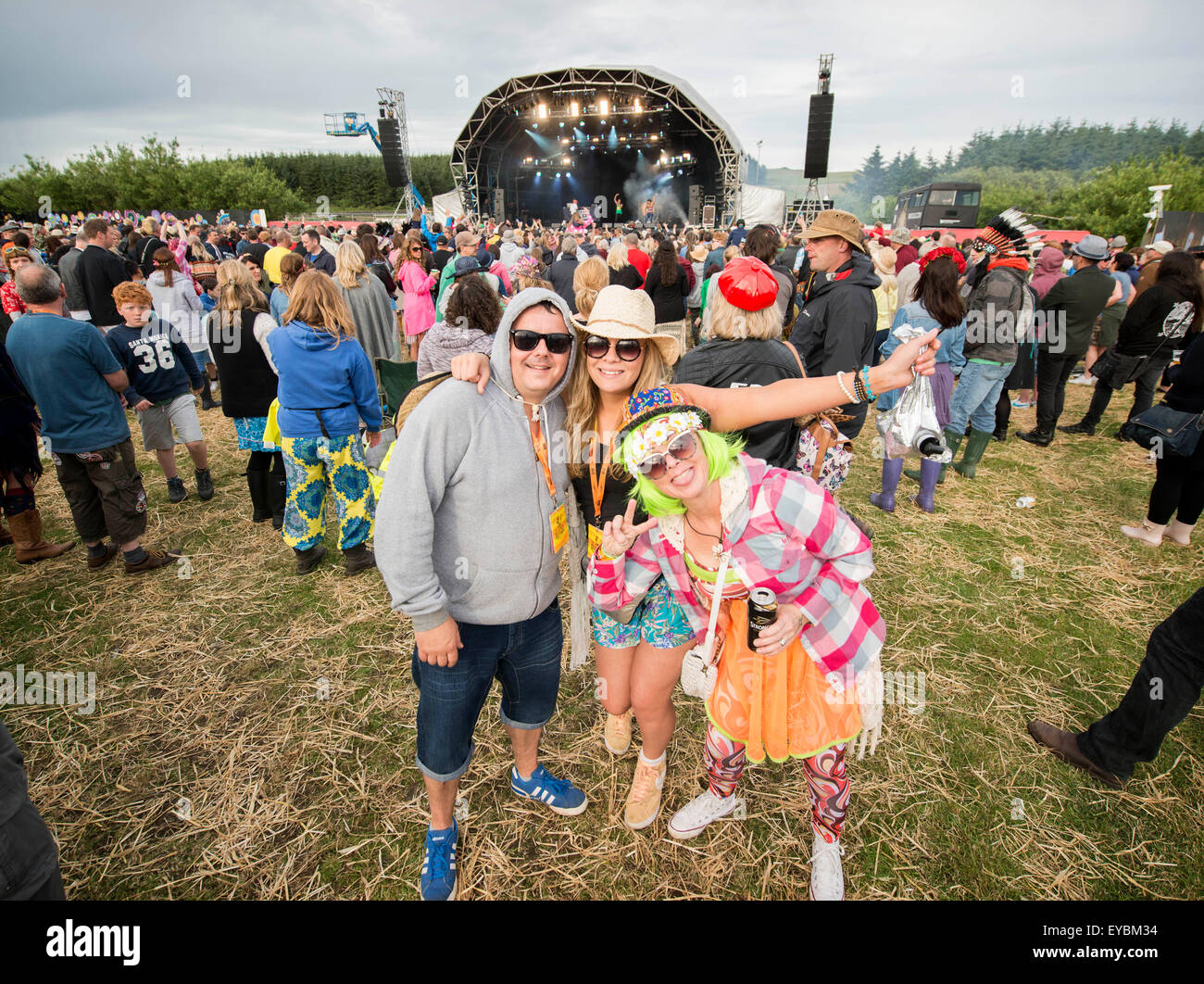 Festivalbesucher des Weidenmanns Festivals am Dundrennan am 25. Juli 2015 in Dumfries, Schottland. Bildnachweis: Sam Kovak/Alamy Live-Nachrichten Stockfoto