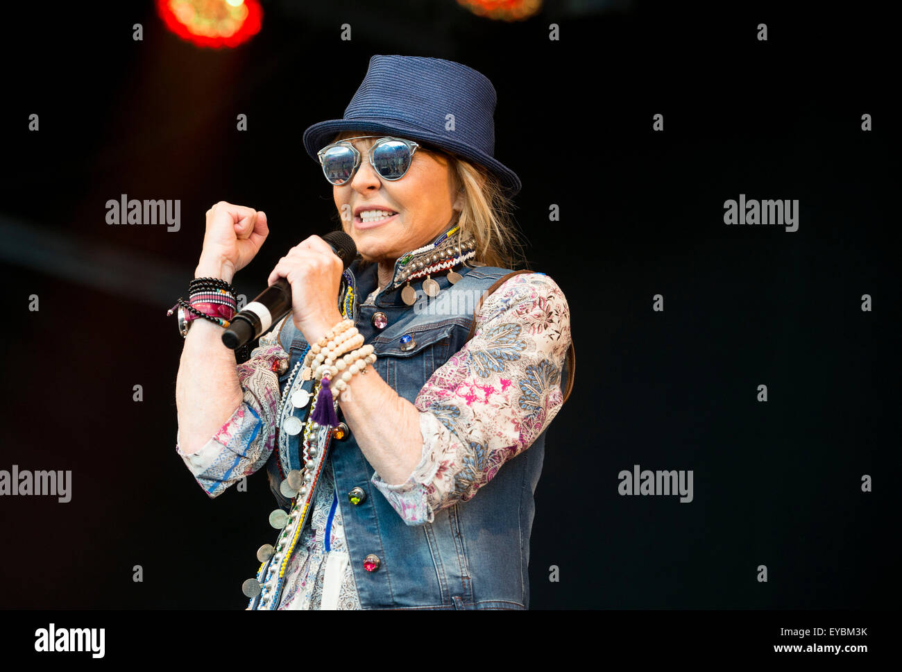 Schottische Sängerin Lulu auf der Hauptbühne auf dem Weidenmanns Festival in Dundrennan, Dumfries, Scotland am 24. Juli 2015 führt © S Stockfoto