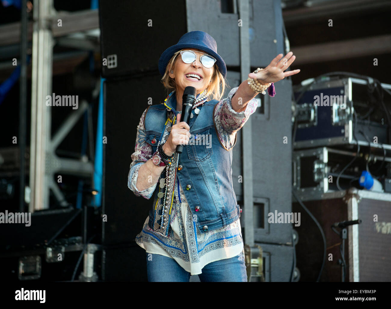 Schottische Sängerin Lulu auf der Hauptbühne auf dem Weidenmanns Festival in Dundrennan, Dumfries, Scotland am 24. Juli 2015 führt © S Stockfoto