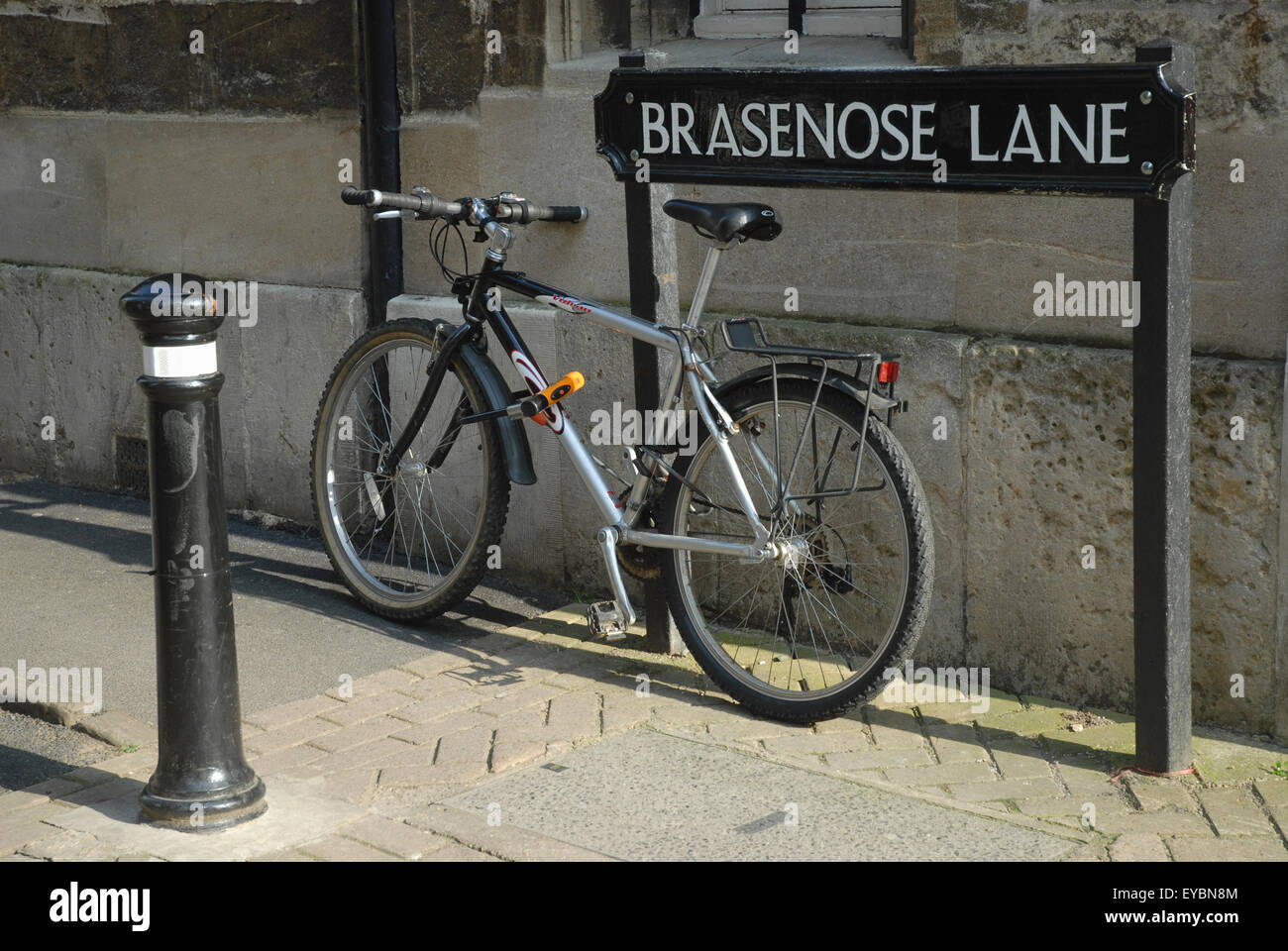 Fahrrad angekettet an Brasenose Lane Straßenschild, Oxford, Oxon, England Stockfoto