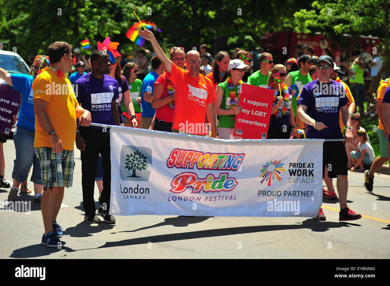 London, Ontario, Kanada. 26. Juli 2015. Tausende von Menschen Linie die Straßen von London über 100 Schwimmer anzeigen teilnehmen in der 21. jährlichen Pride Parade. Die Parade kommt am Ende der 10 Tage des Pride-Veranstaltungen in der ganzen Stadt. Bildnachweis: Jonny White/Alamy Live-Nachrichten Stockfoto