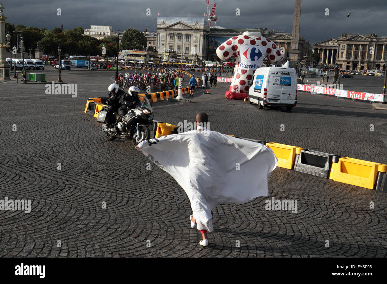 Paris, Frankreich. 26. Juli 2015. Demonstrant läuft vor der Tour de France-Hauptfeld in der letzten Runde die letzte Etappe in Paris, Frankreich am 26. Juli 2015. Bildnachweis: Maurice Savage/Alamy Live-Nachrichten Stockfoto