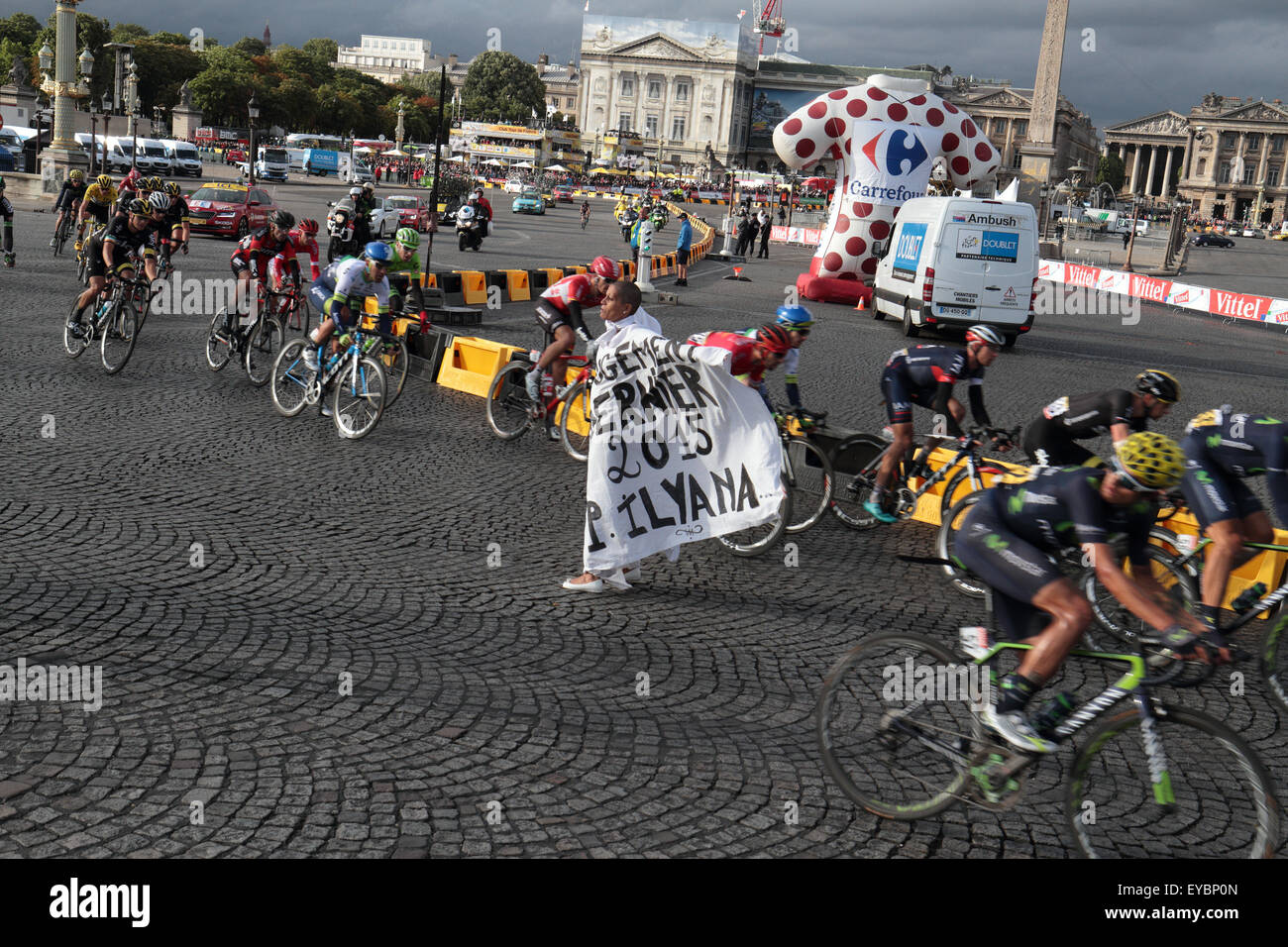 Paris, Frankreich. 26. Juli 2015. Demonstrant läuft vor der Tour de France-Hauptfeld in der letzten Runde die letzte Etappe in Paris, Frankreich am 26. Juli 2015. Bildnachweis: Maurice Savage/Alamy Live-Nachrichten Stockfoto