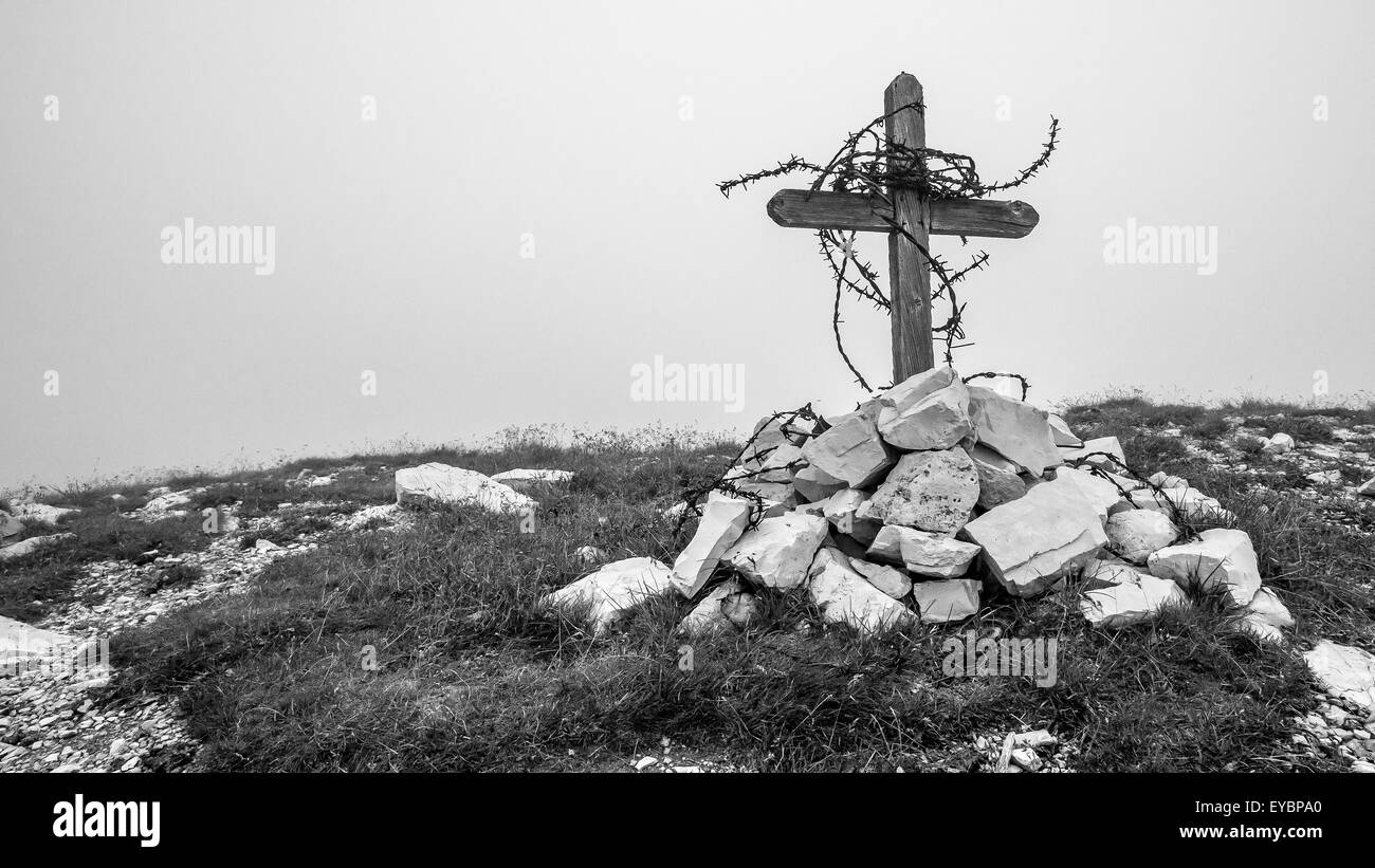 Holzkreuz aus dem Ersten Weltkrieg in der Nähe des Falzarego-Berges. Die Dolomiten. Italienische Alpen. Europa. Stockfoto