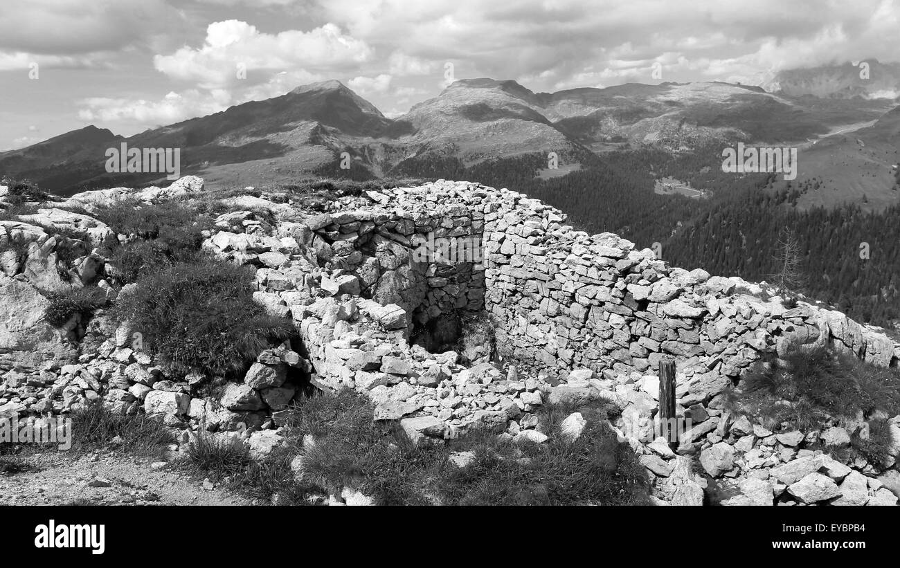 Schützengraben des Ersten Weltkriegs auf dem Castellaz-Berg bei Val Venegia. Die Trentiner Alpen. Italienische Alpen. Europa. Stockfoto