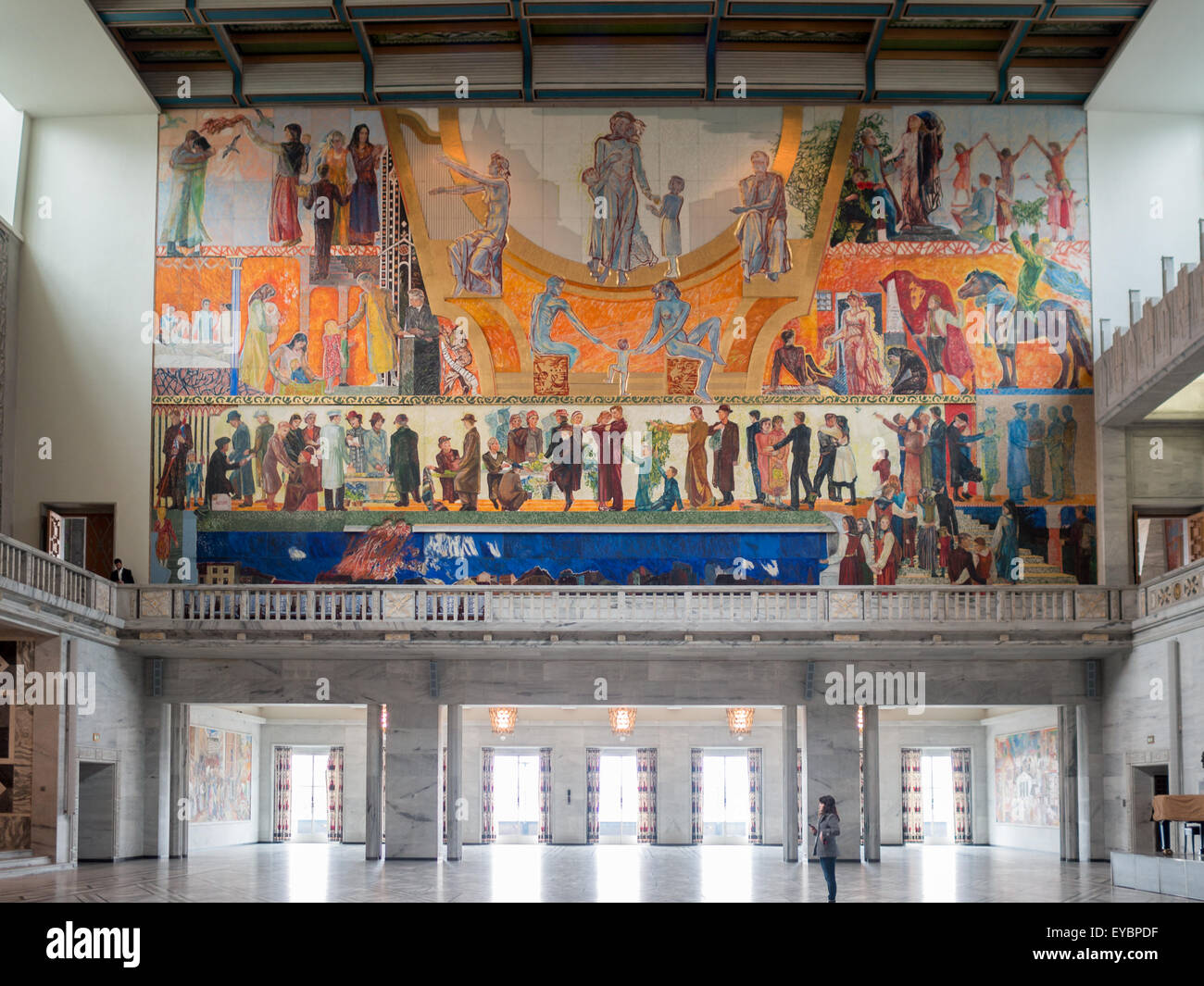 Südmauer Fresko von Henrik Sørensen in der zentralen Halle über dem Eingang zum Rathaus von Oslo Stockfoto