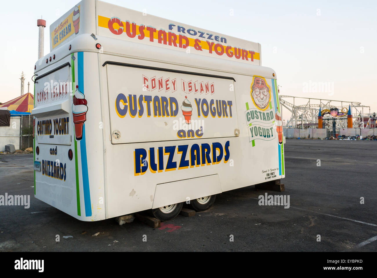 Coney Island, NY, Resort Town Scenes, Halbinsel Wohnviertel, Strand, und Freizeit-/Unterhaltungsziel am Ozean im südwestlichen Teil des Stadtteils Brooklyn, NYC Food Truck Frozen Custard, Ice Cream Stockfoto