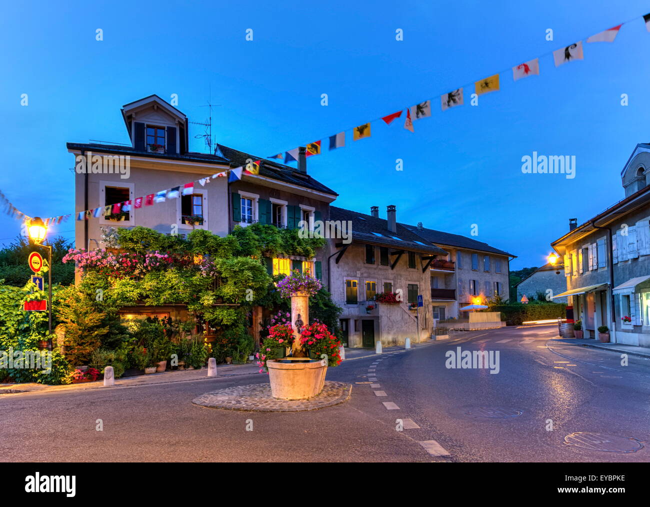 Hermance Dorfbrunnen und Häuser in Genf, Schweiz, HDR Stockfoto