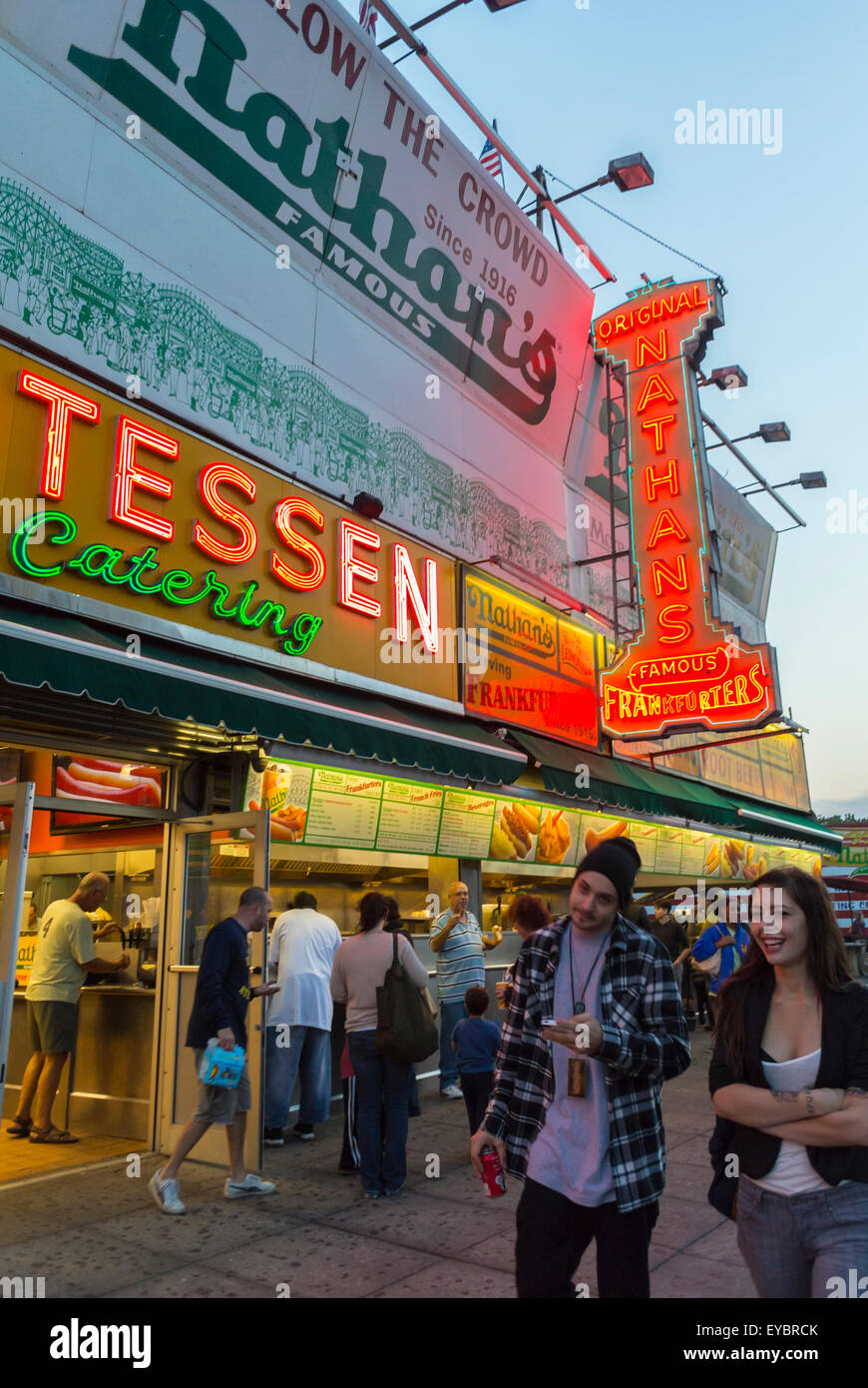 Coney Island, NY, eine große Menschenmenge, die vor der Tür spaziert, Stadtszenen, Halbinsel Viertel, Strand und Freizeit-/Unterhaltungsziel am Atlantischen Ozean im südwestlichen Teil des Stadtteils Brooklyn, Nathan's Hot Dog Delicatessen, Neonschilder Tür Stockfoto
