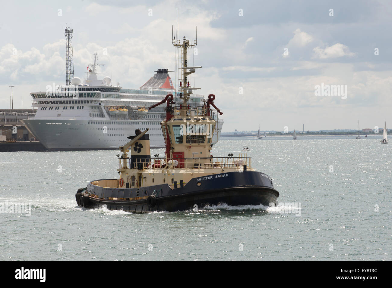 Ozean-Svitzer Sarah Hafen von Southampton mit Balmoral Schlepper Kreuzfahrtschiff im Hintergrund. Das Kreuzfahrtschiff festgemacht Stockfoto