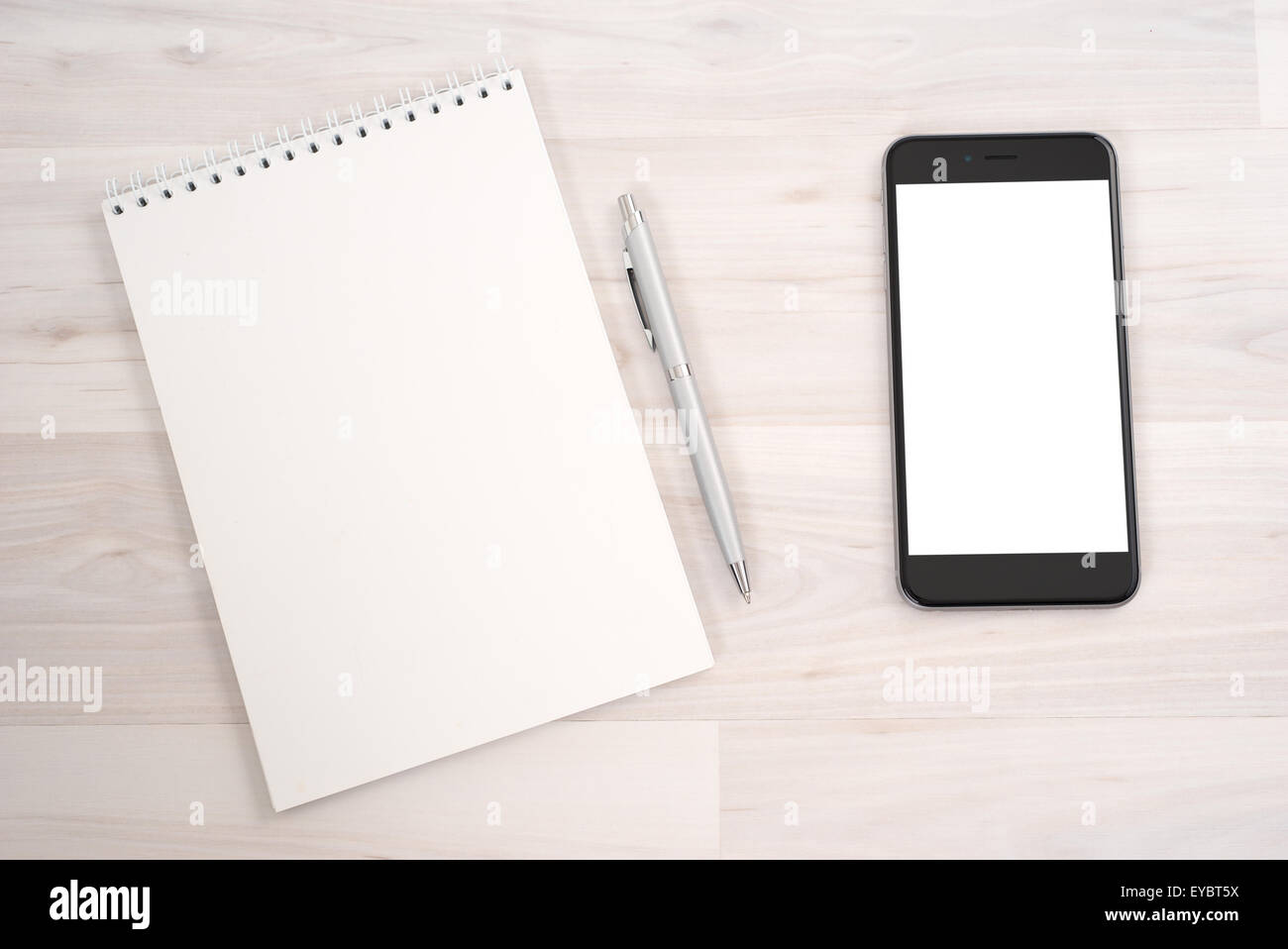Smartphone mit weißen Bildschirm mit einem Notizbuch auf einem hellen Hintergrund isoliert Stockfoto