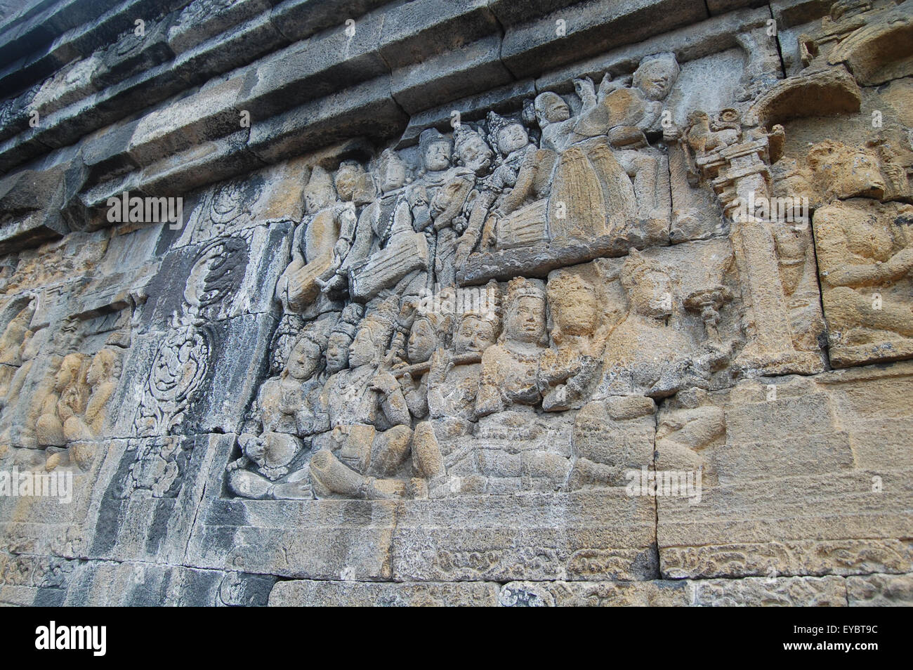 Linderung von javanischen traditionellen Orchester oder Gamelan auf Borobudur Tempel Steinmauer auf mittleren Java, Indonesien. Stockfoto