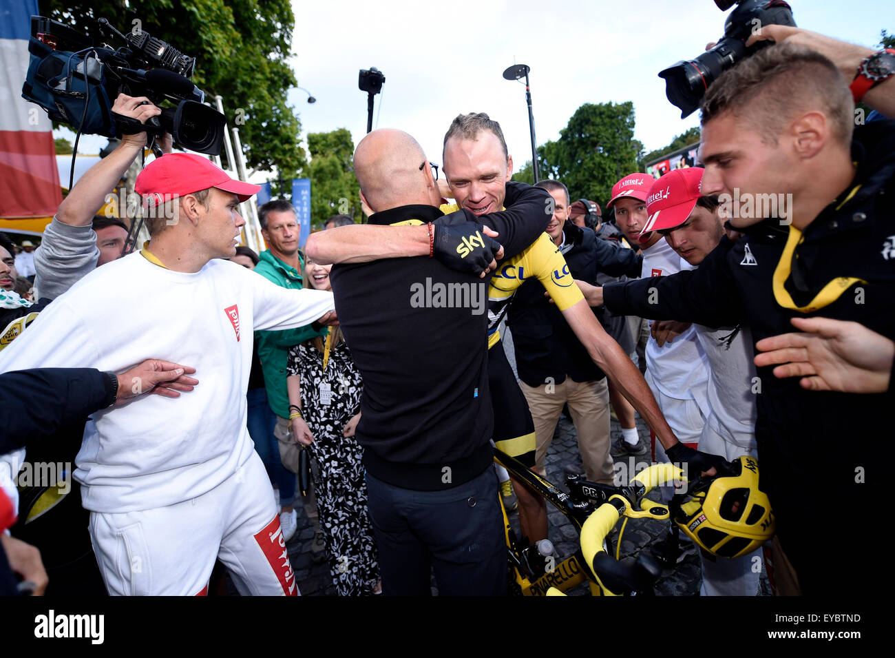 Tour de France letzte Etappe 21 Seves nach Paris. 26. Juli 2015. 26.07.2015. Sevres nach Paris. Chris Froome umarmt seine Trainer nach Etappe 21 der 102. Auflage der Tour de France 2015 mit Start in Sevres - Grand Paris Seine West-Finish in Paris Champs-Elysees, Frankreich (109, 5 km) Credit: Action Plus Sport Bilder/Alamy Live News Stockfoto