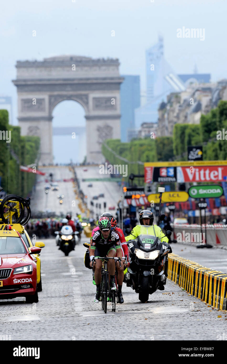 Tour de France letzte Etappe 21 Seves nach Paris. 26. Juli 2015. 26.07.2015. Sevres nach Paris. Hauptfeld überqueren unter dem Arc de Triomphe in Phase 21 der 102. Auflage der Tour de France 2015 mit Start in Sevres - Grand Paris Seine West-Finish in Paris Champs-Elysees, Frankreich (109, 5 km) Credit: Action Plus Sport Bilder/Alamy Live News Stockfoto