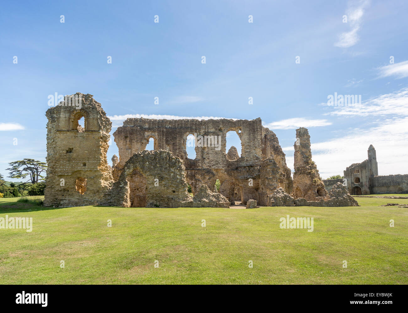 Ruinen von Sherborne Old Castle, ein 12. Jahrhundert mittelalterliche Palast in Sherborne, Dorset, UK im Sommer Stockfoto