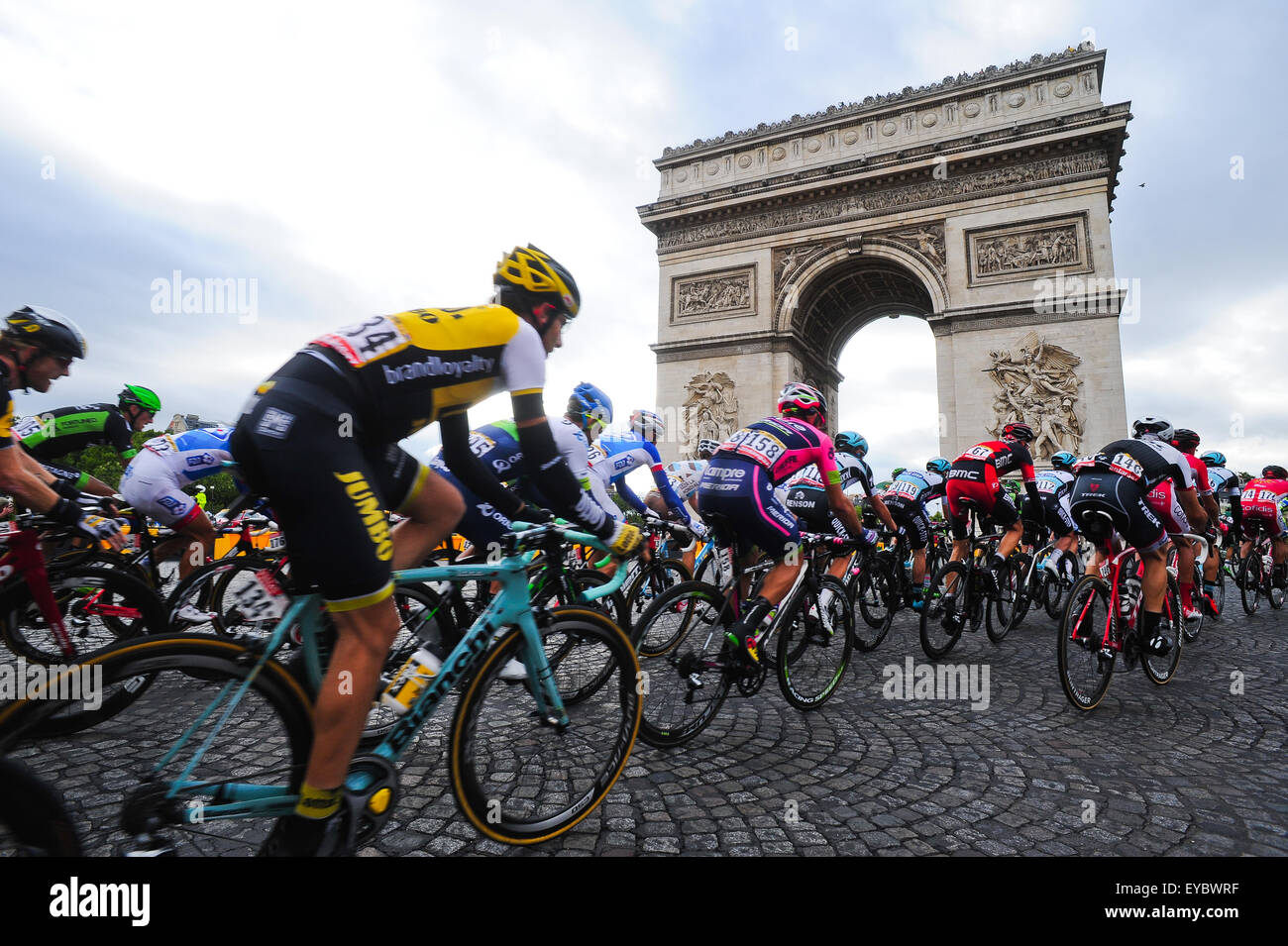 Paris, Frankreich. 26. Juli 2015. Fahrer durch den Arc de Triomphe während der letzten Etappe 21 der Tour de France in Paris. Foto: Miroslav Dakov / Alamy Live News Stockfoto