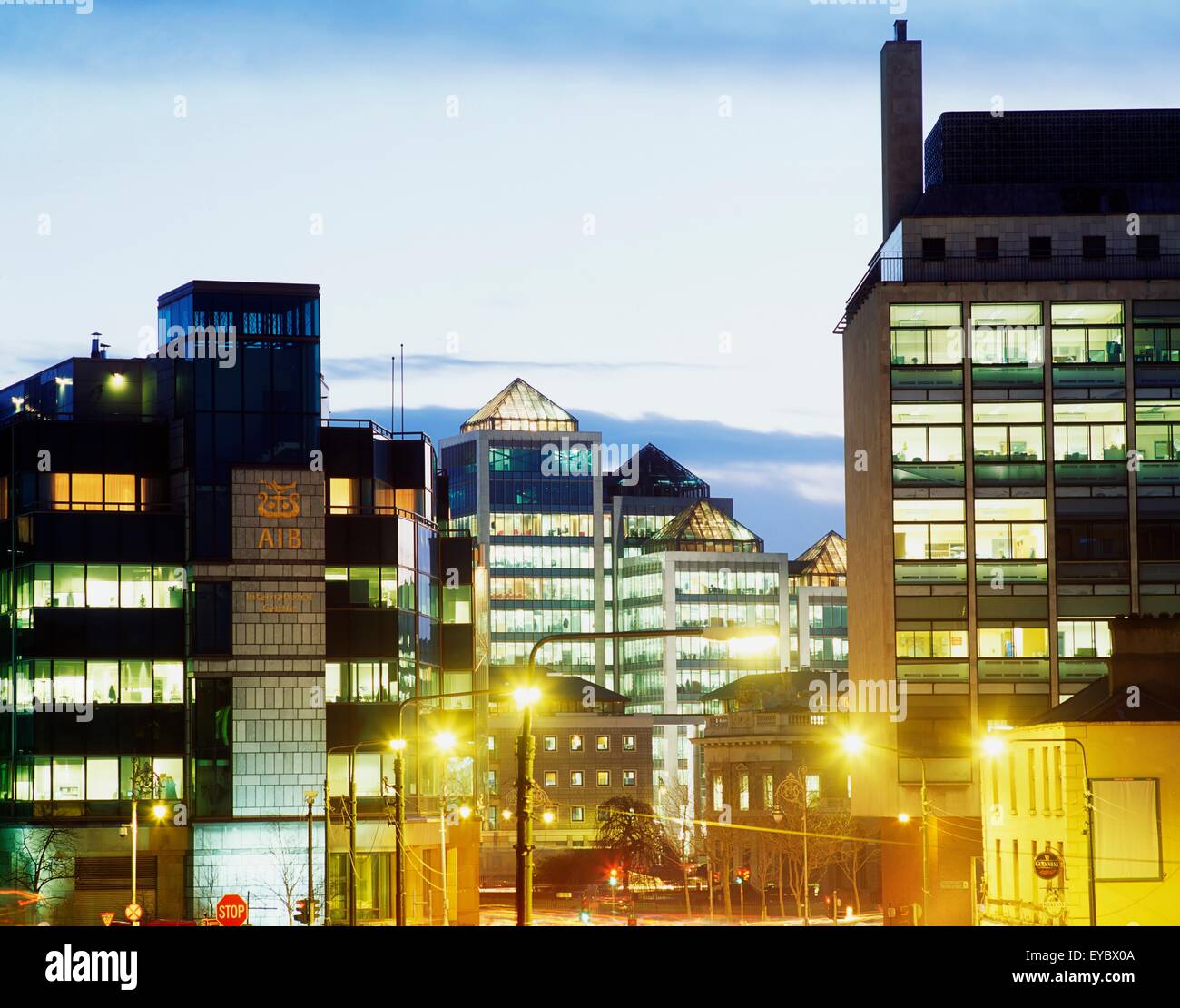 Dublin, Irland; Bürogebäude, beleuchtet Stockfoto