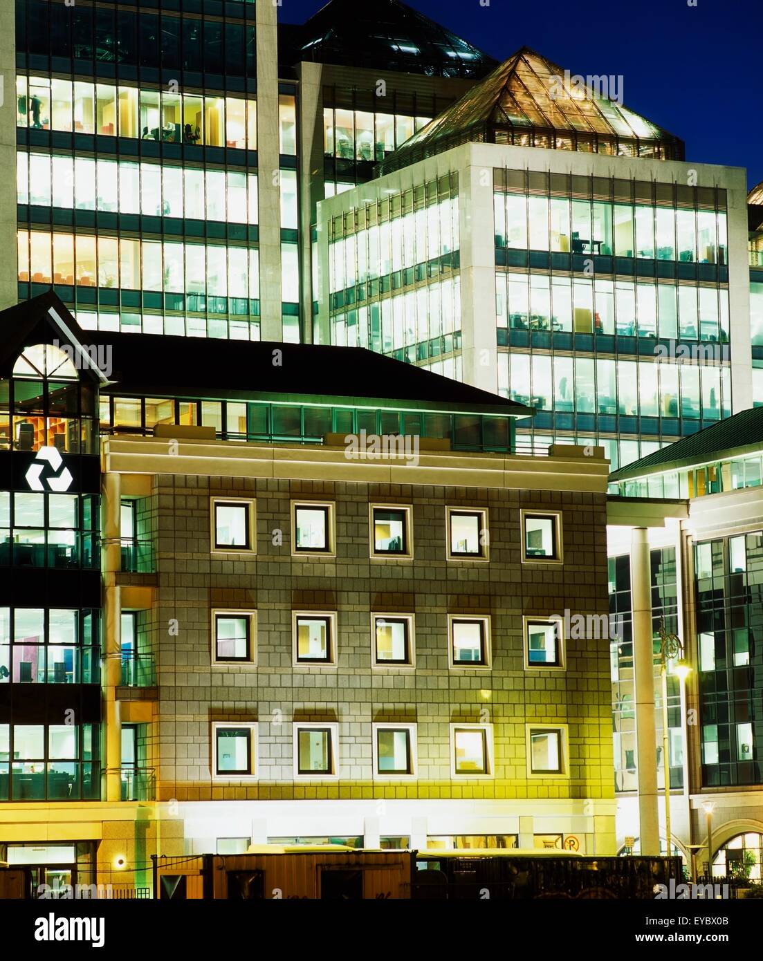 Dublin, Irland; Bürogebäude, beleuchtet Stockfoto
