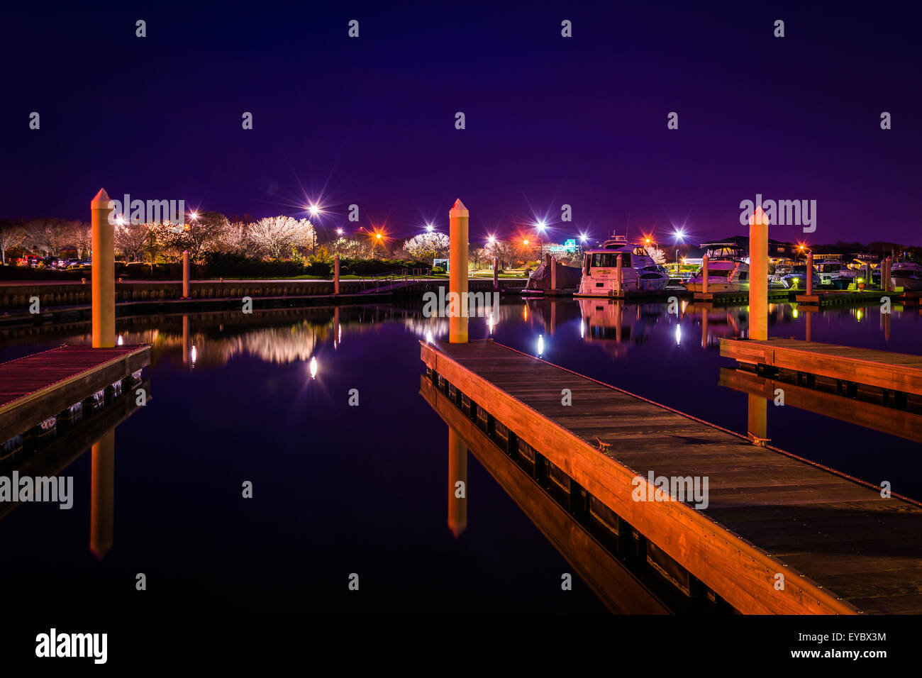 Docks in einer Marina in der Nacht, Kent Island, Maryland. Stockfoto