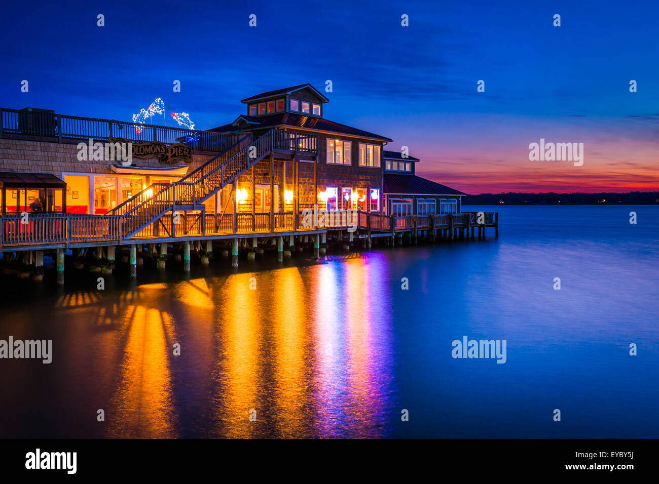 Salomos Pier Restaurant reflektiert in Patuxent River bei Sonnenuntergang, Solomons Insel, Maryland. Stockfoto