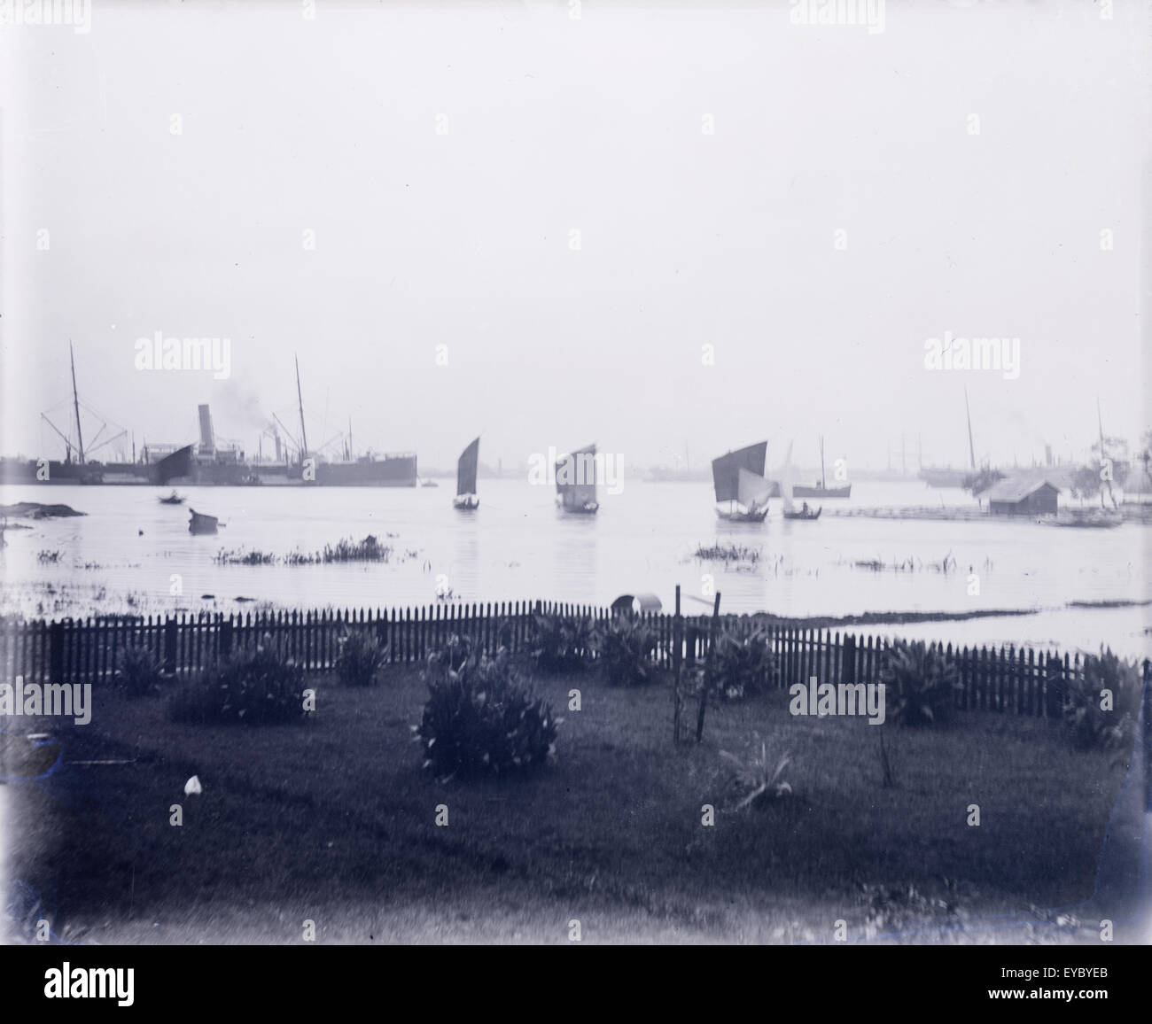 Antike 1900 Foto von Burma (Republik der Union von Myanmar) Flusshafen Stapel Dampfschiff und Fischerbooten. Stockfoto