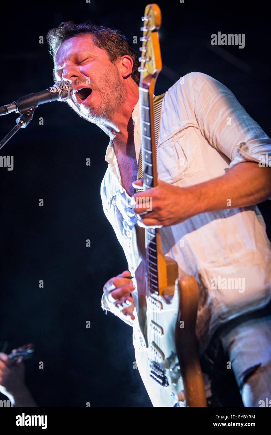 Mailand Italien. 26. Juli 2015. Der belgische Rockband dEUS führt live am CarroPonte während der "European Tour 2015" Credit: Rodolfo weitertransferiert/Alamy Live News Stockfoto