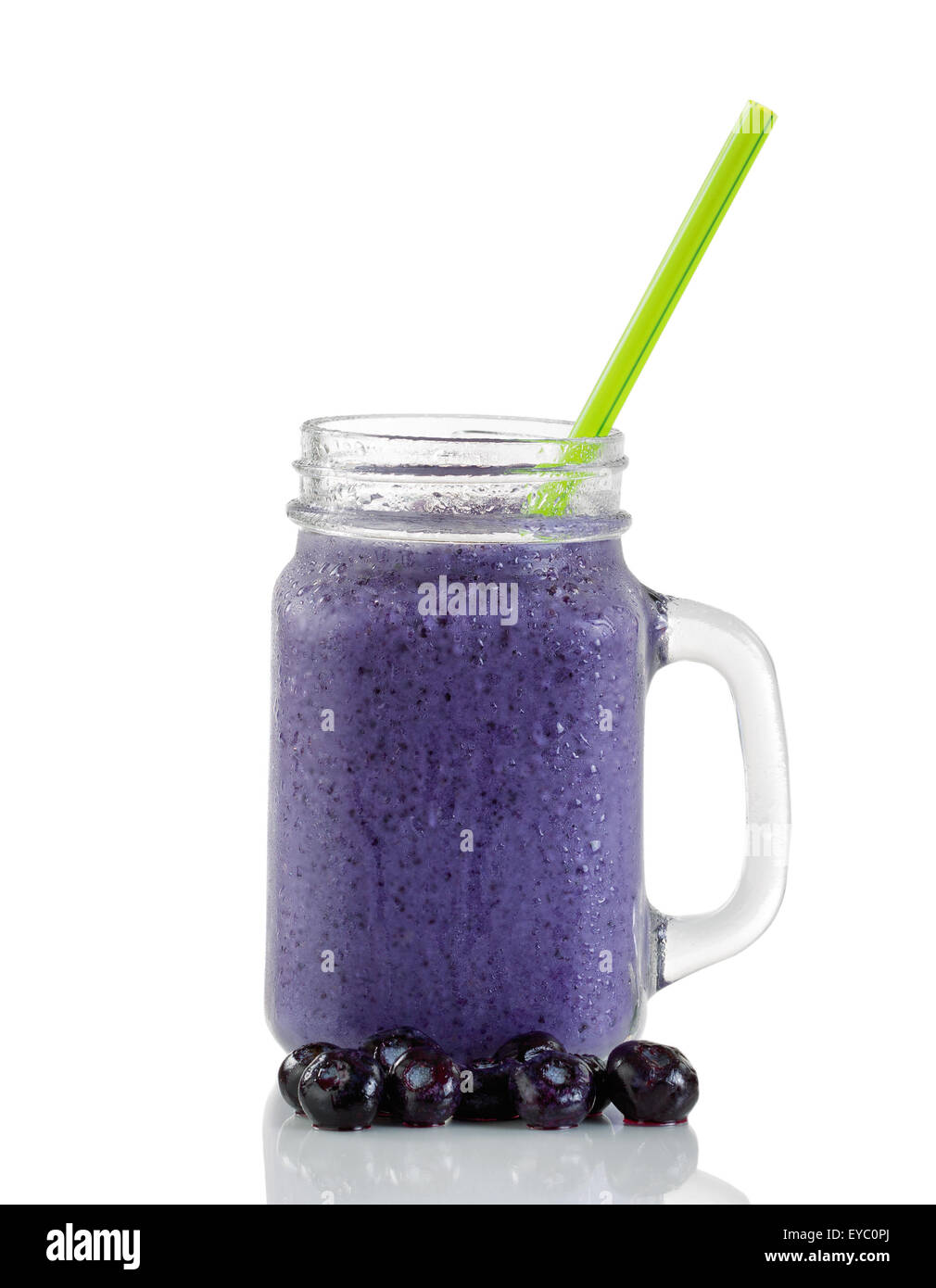 Frosted Blueberry Smoothie in Glas Glas mit ganzen Beeren und grünen Stroh isoliert auf weiss mit Reflexion. Stockfoto