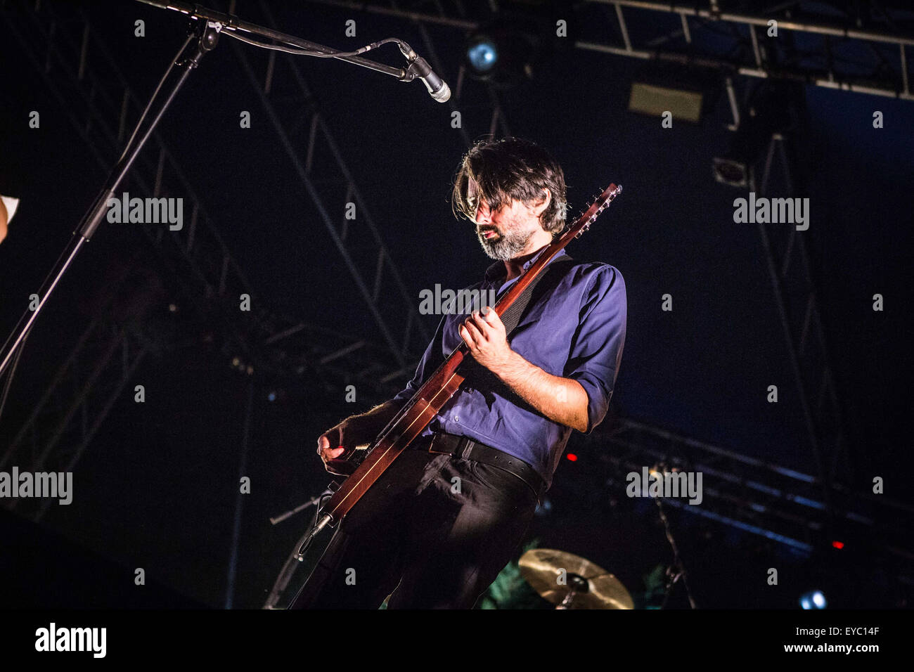 Mailand, Italien. 26. Juli 2015. Mauro Pawlowski der belgischen Indie-Rock-Band abgebildet dEUS auf der Bühne, wie sie bei Carroponte in Sesto San Giovanni live auftreten. © Roberto Finizio/Pacific Press/Alamy Live-Nachrichten Stockfoto