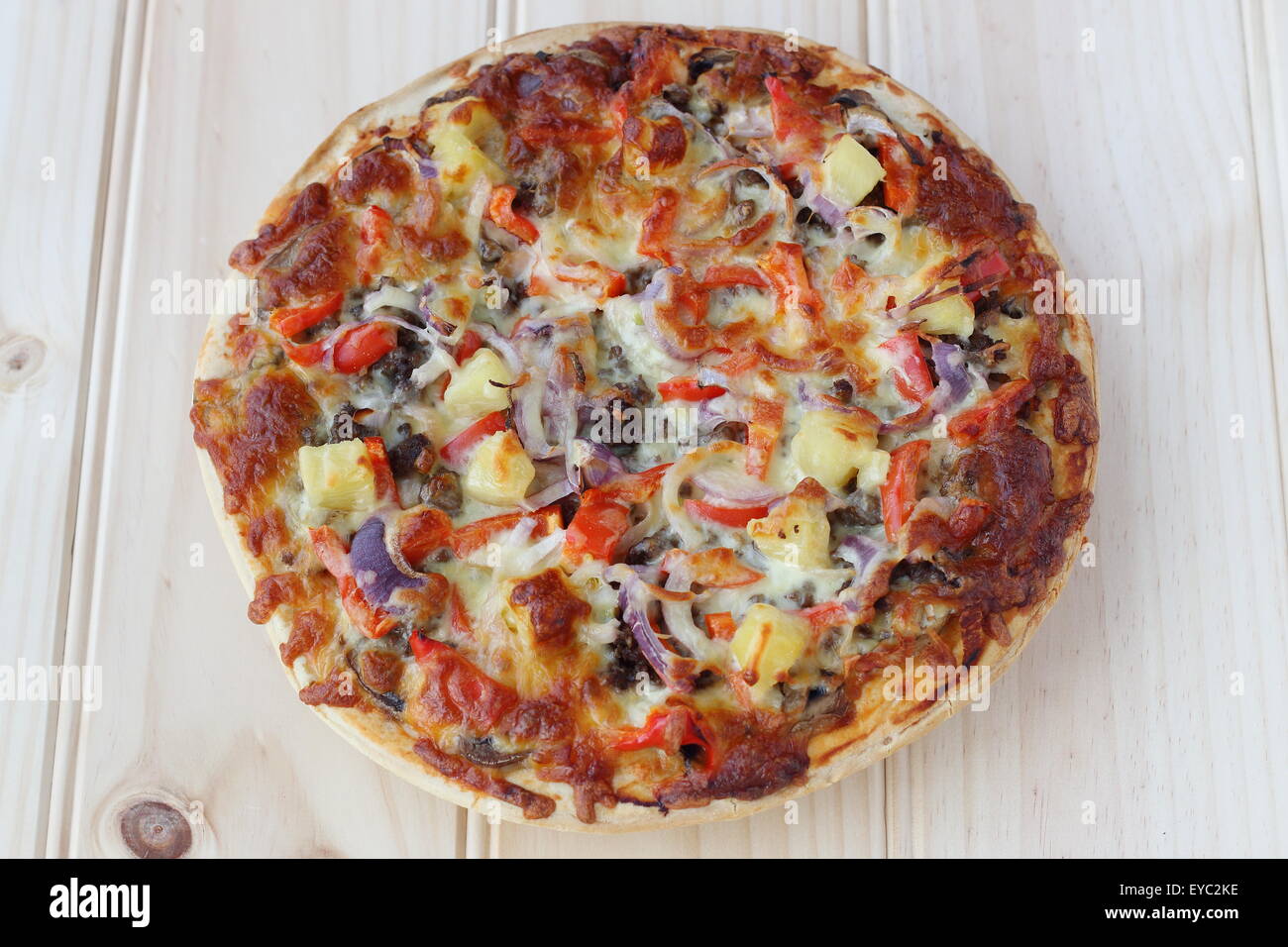 Hausgemachte Pizza auf einem Holzbrett gegart Stockfoto