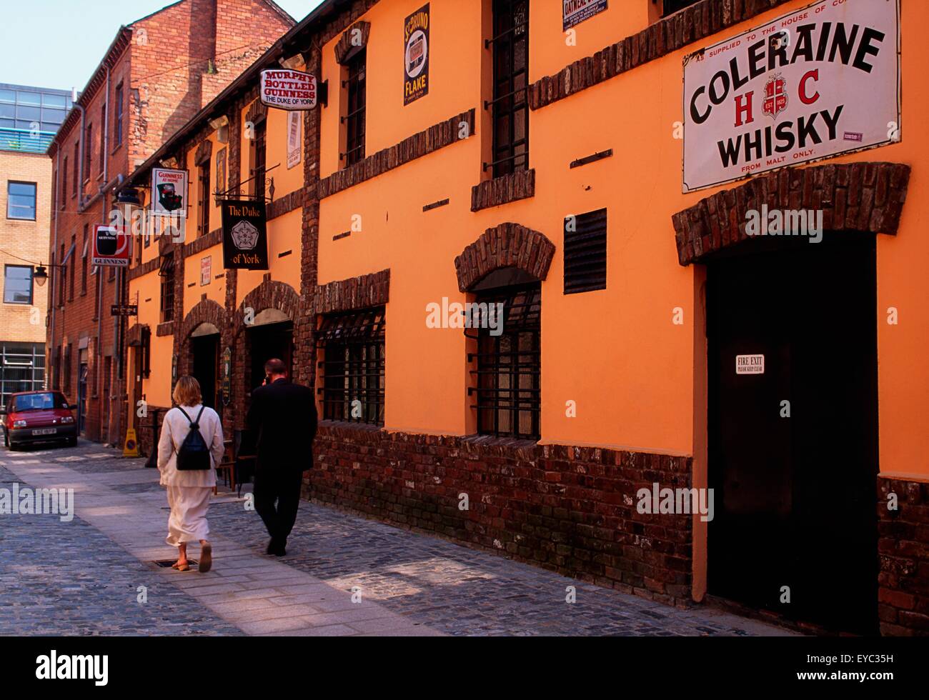 Herzog von York Pub, Viertel Kathedrale, Belfast, Nordirland; Mann und Frau zu Fuß In einer Stadt Stockfoto