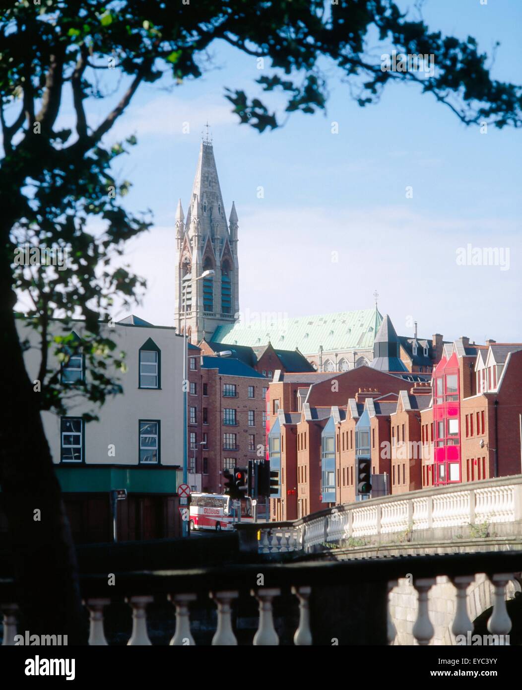Dublin, Co. Dublin, Irland; Straßenszenen mit Christ Church-Kathedrale im Hintergrund Stockfoto
