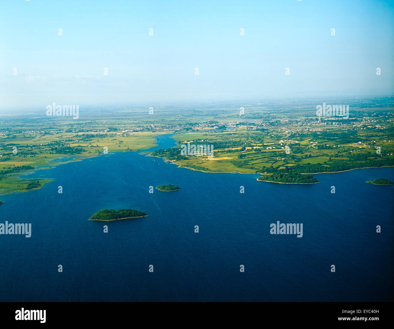 Athlone, Co. Westmeath, Irland; Luftbild von Athlone und Lough Ree Stockfoto