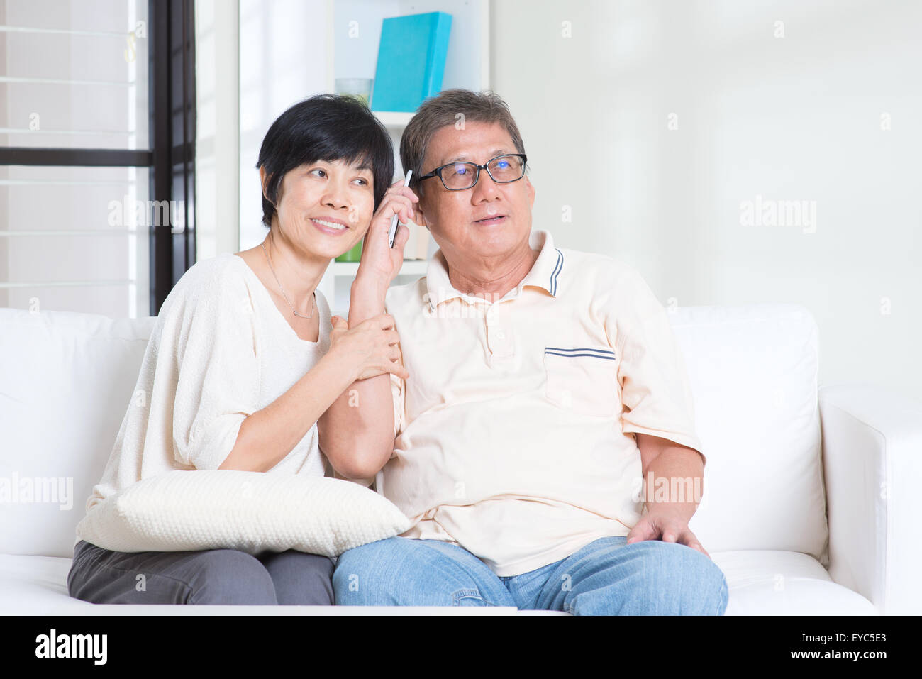 Moderne Technik, Alter und Mensch Konzept. Reife asiatische paar mit Smartphone. Familien leben Lifestyle zu Hause. Stockfoto Moderne Technik, Alter und Mensch Konzept. Reife asiatische paar mit Smartphone. Familien leben Lifestyle zu Hause. Stockfoto