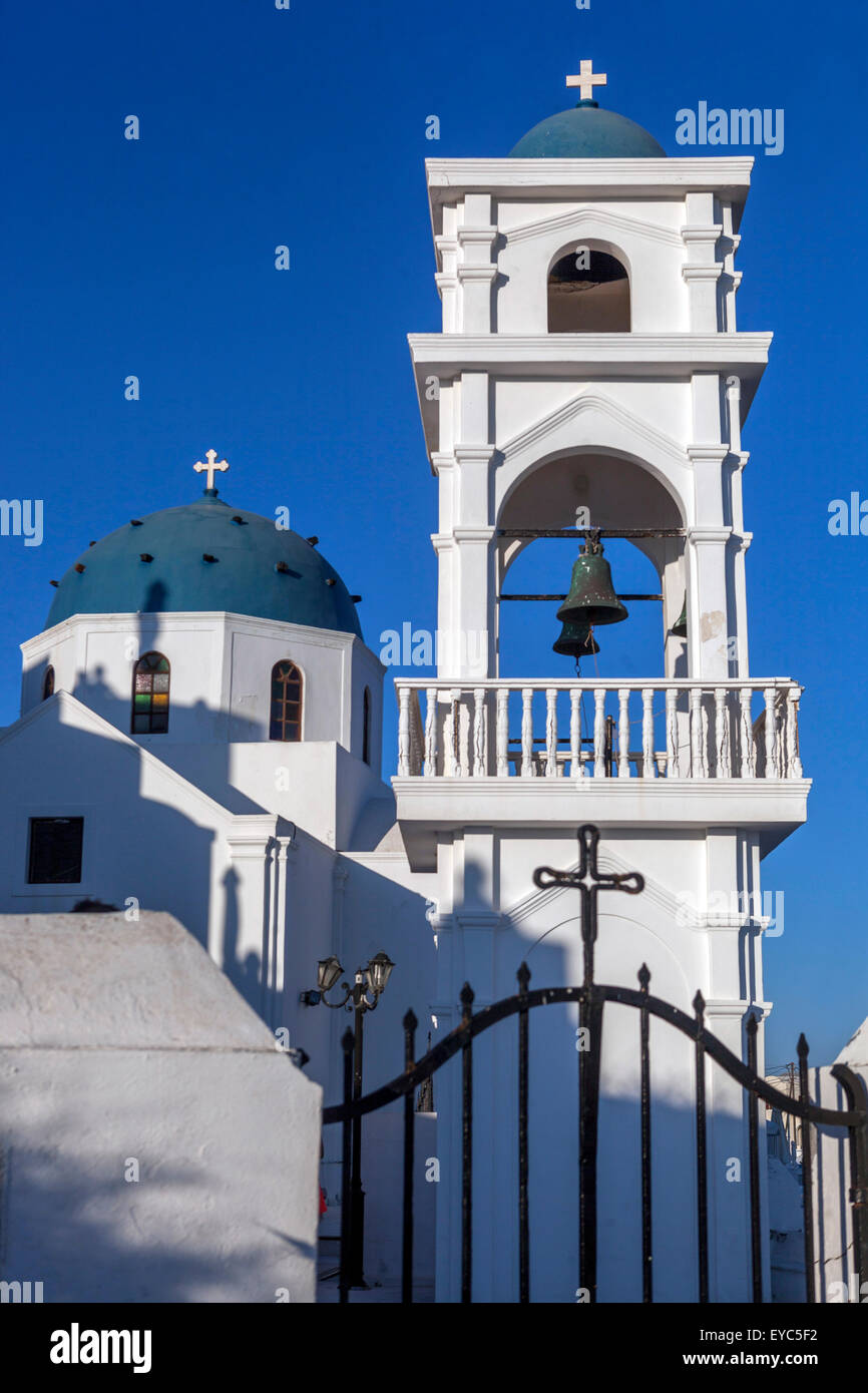 Santorini blaue Kuppel und Glockenturm, Anastasi Kirche auf Imerovigli griechischen Inseln Griechenland Europa Stockfoto