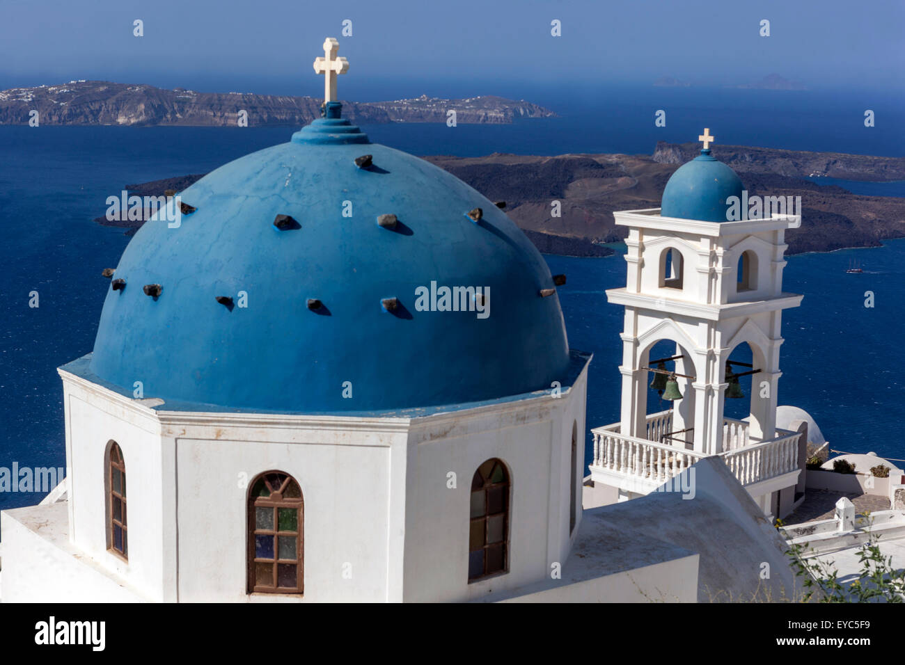 Santorini Griechenland wunderschöne blaue Dächer Anastasi Kirche in Imerovigli Griechisch Insel Griechenland Inseln Europa Stockfoto